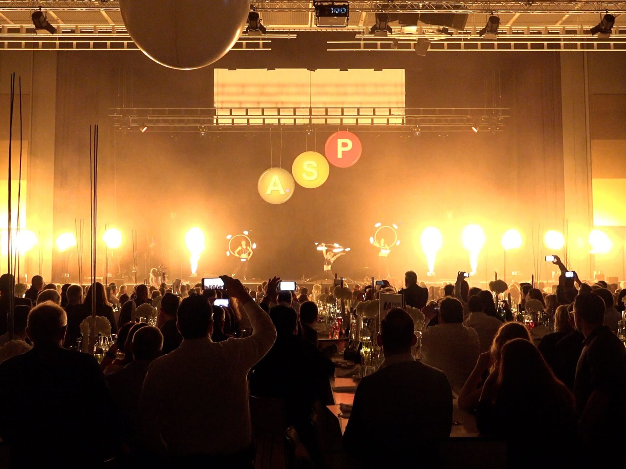 Flammenprojektoren zur Begleitung einer Indoor-Feuershow in der Messe Stuttgart