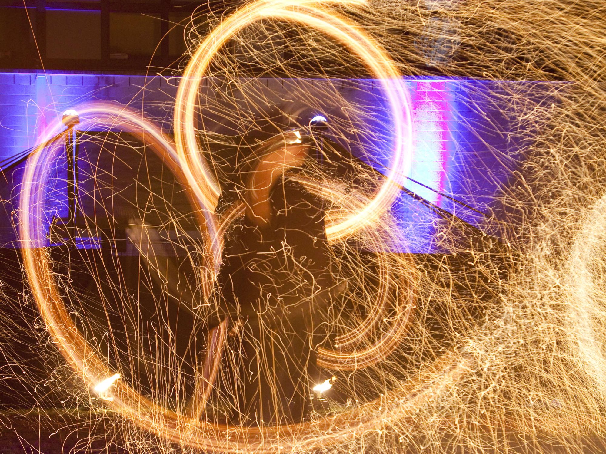 Funkensprühende Feuerjonglage auf dem Gelände der Universität Bremen