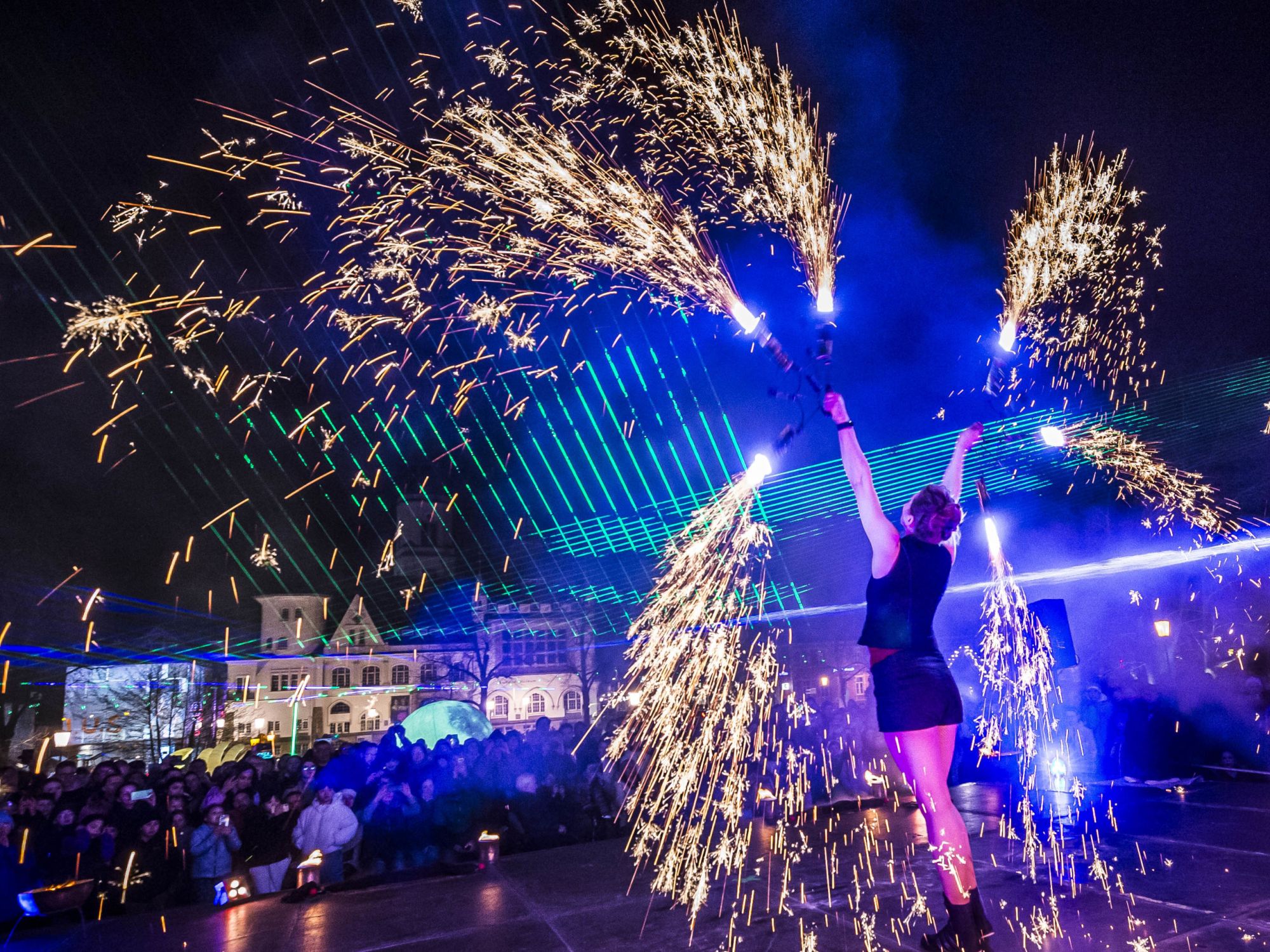 Pyrotechnische Begleitung einer Feuershow auf Wasserbühne