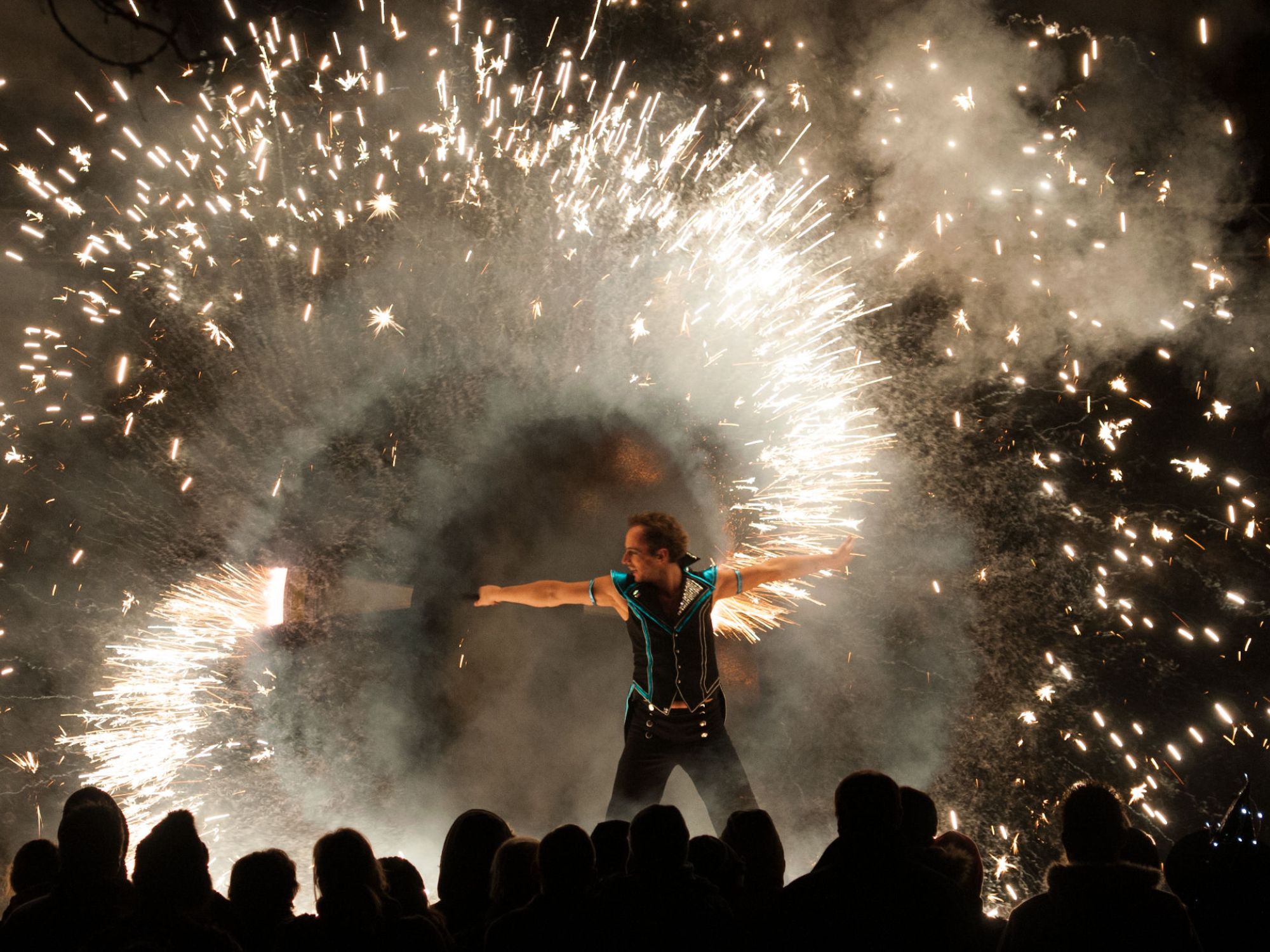 Pyrotechnik artistisch inszeniert zum Finale einer Feuershow