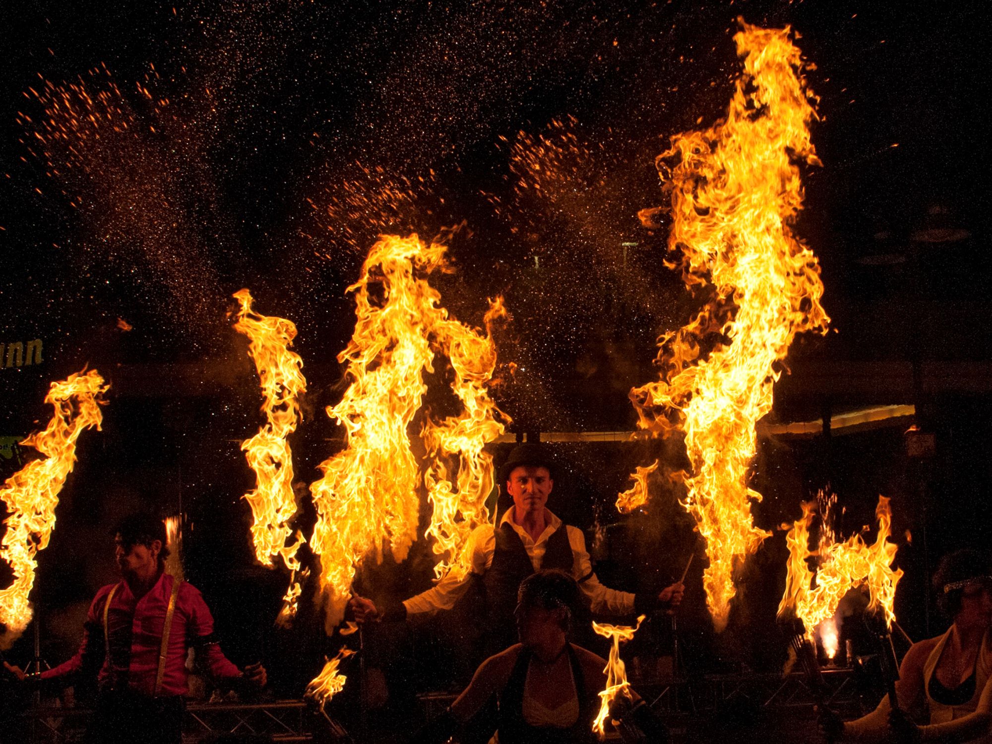 Feuerartistik und Flammenwerfer auf dem Stadtfest