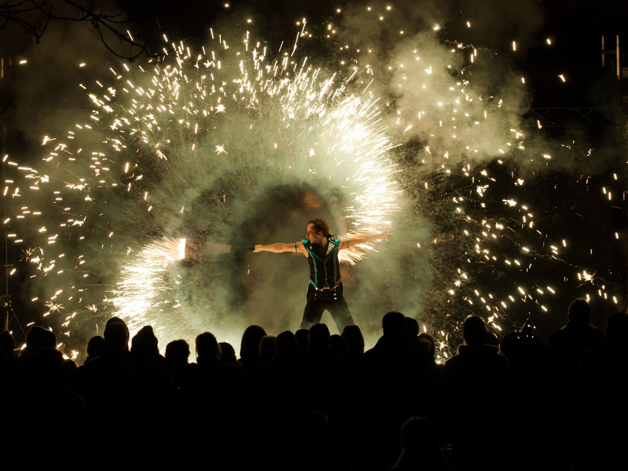 Pyrotechnik artistisch inszeniert zum Finale einer Feuershow