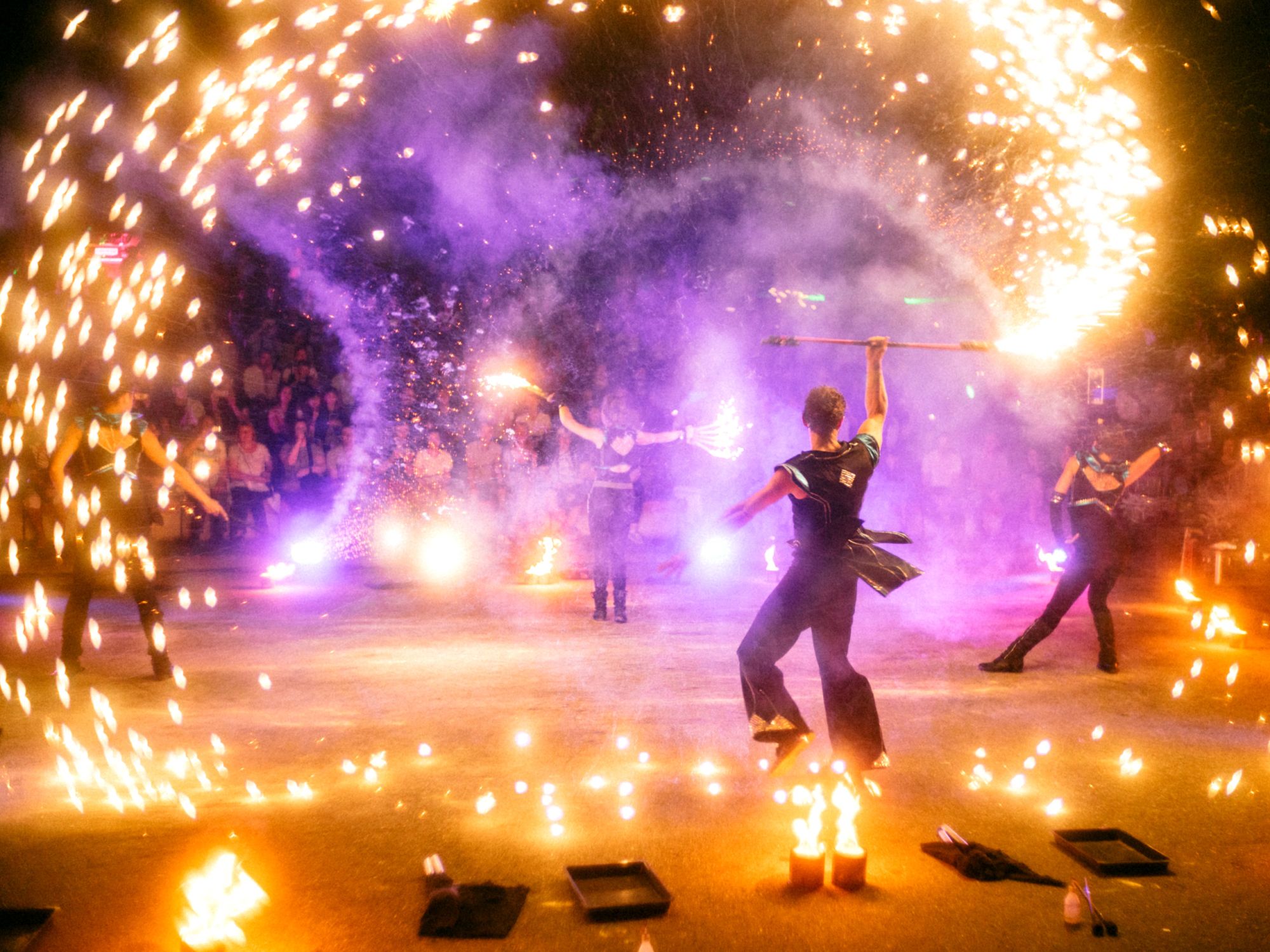 Funkensprühende Feuershow im DOCKS Hamburg