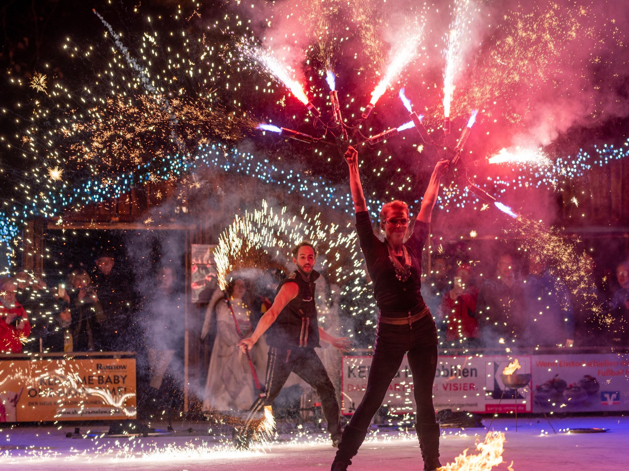 Funken-Finale der Feuershow zur Eröffnung der Eislaufbahn in Elmshorn