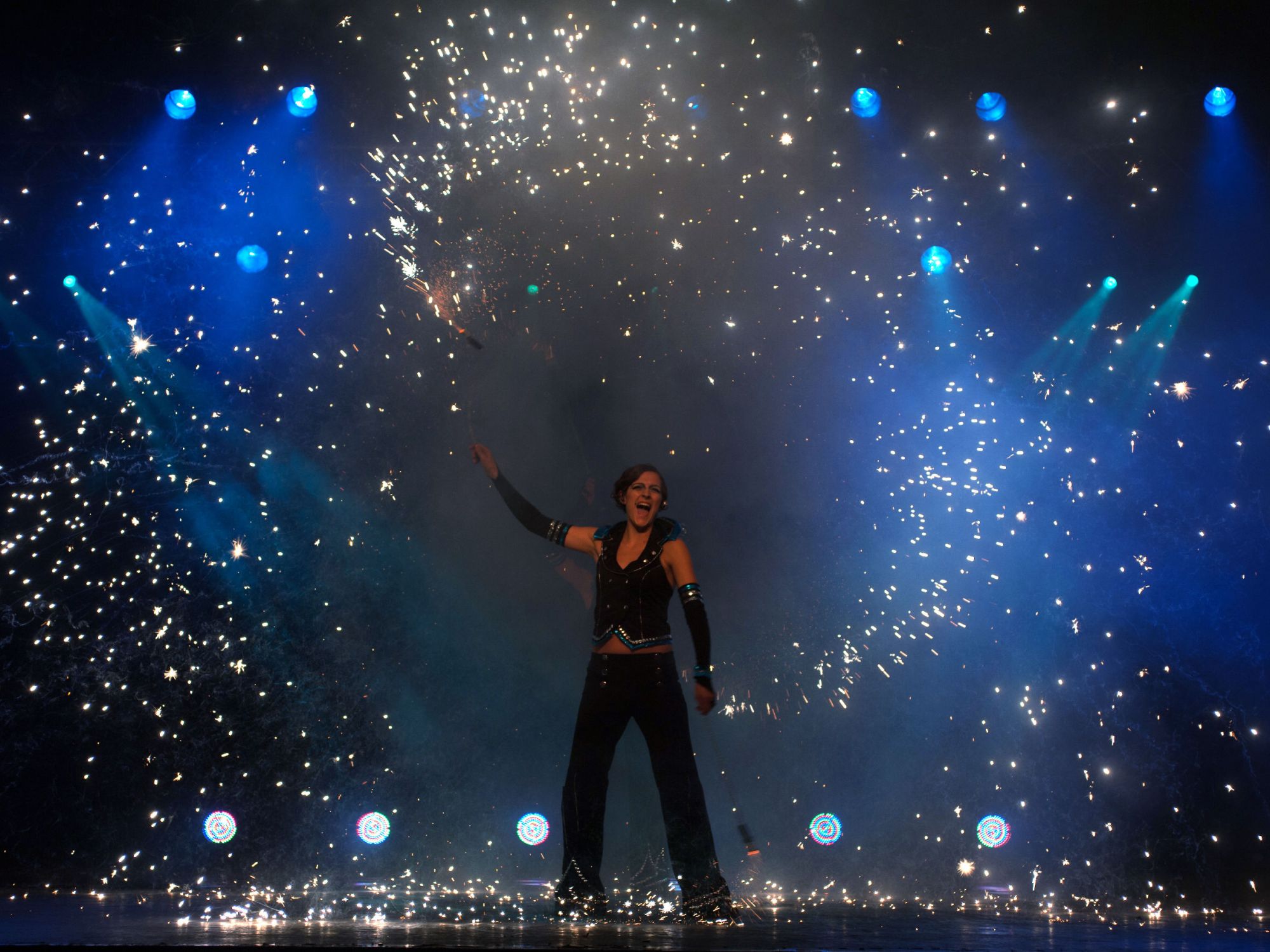 Funkensprühende Feuershow im DOCKS Hamburg