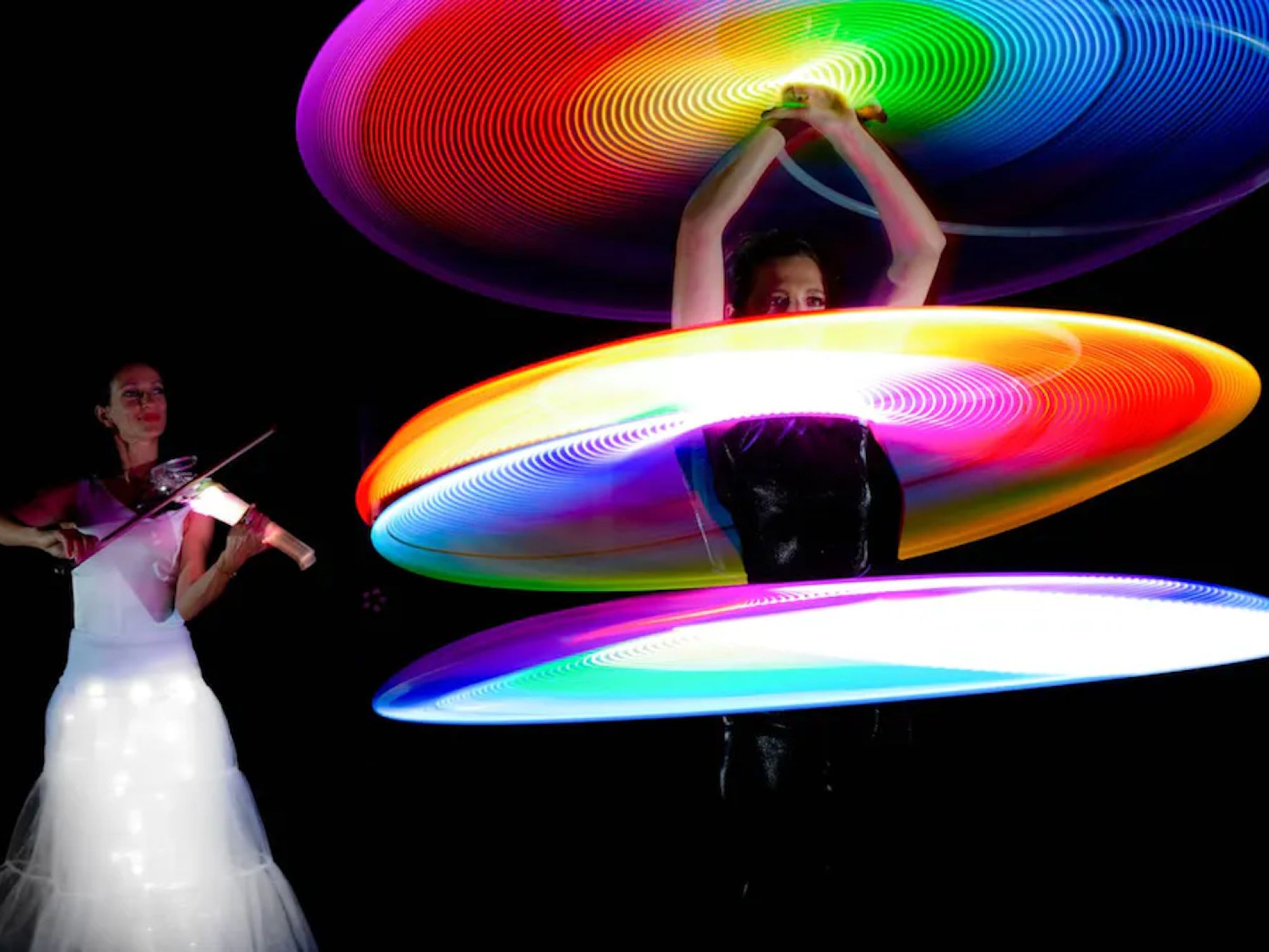 LED-Show mit programmierbaren Hula-Hoop und Live-Musik auf der Violine