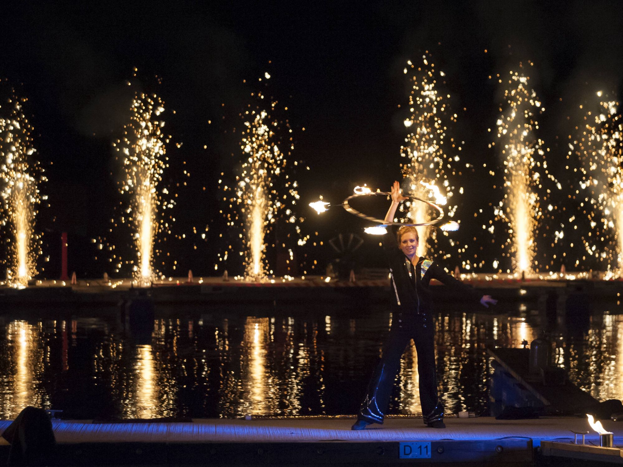 Pyrotechnische Begleitung einer Feuershow auf Wasserbühne