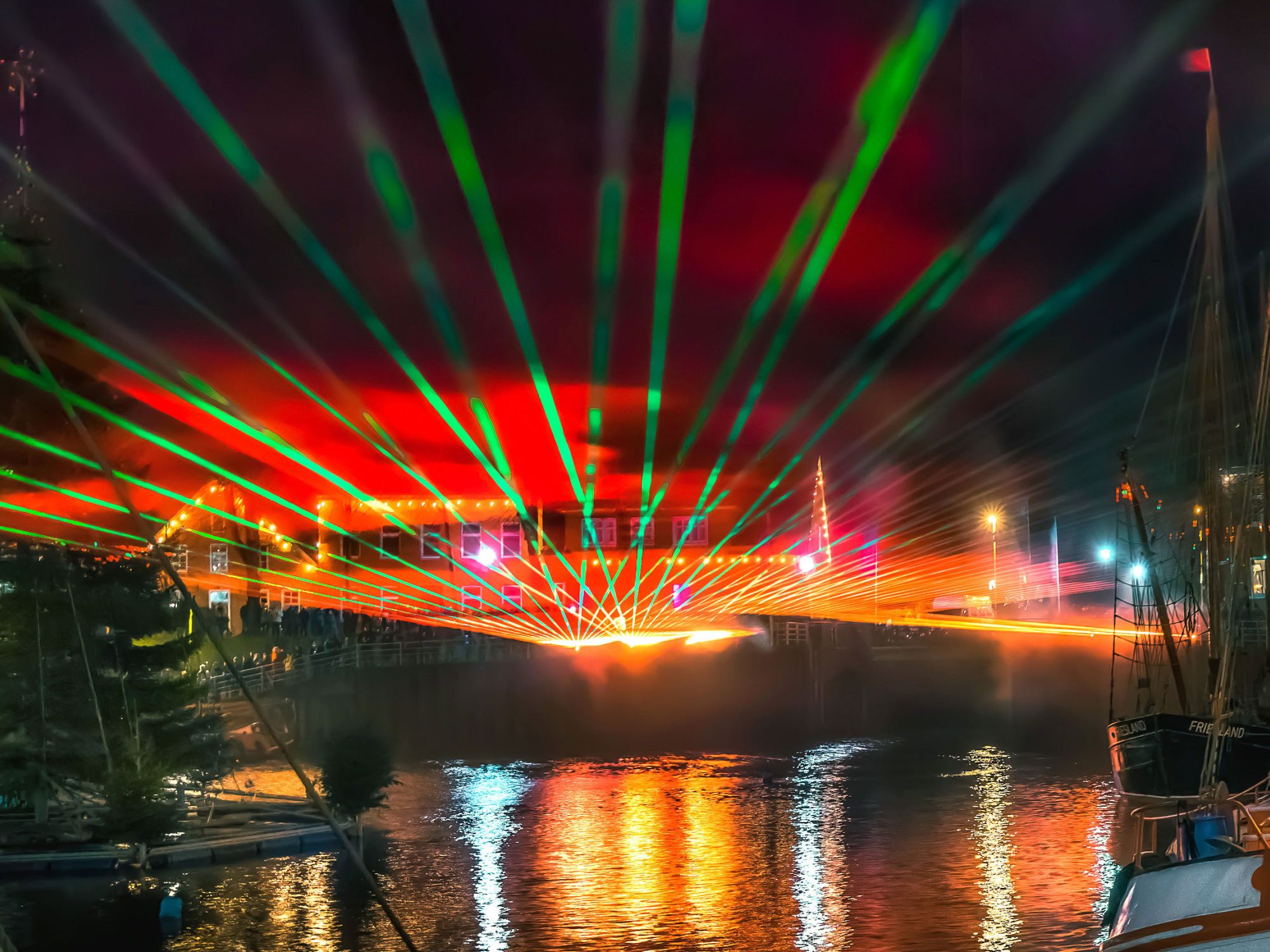 Lasershow statt Feuerwerk zu Silvester am Museumshafen Carolinensiel
