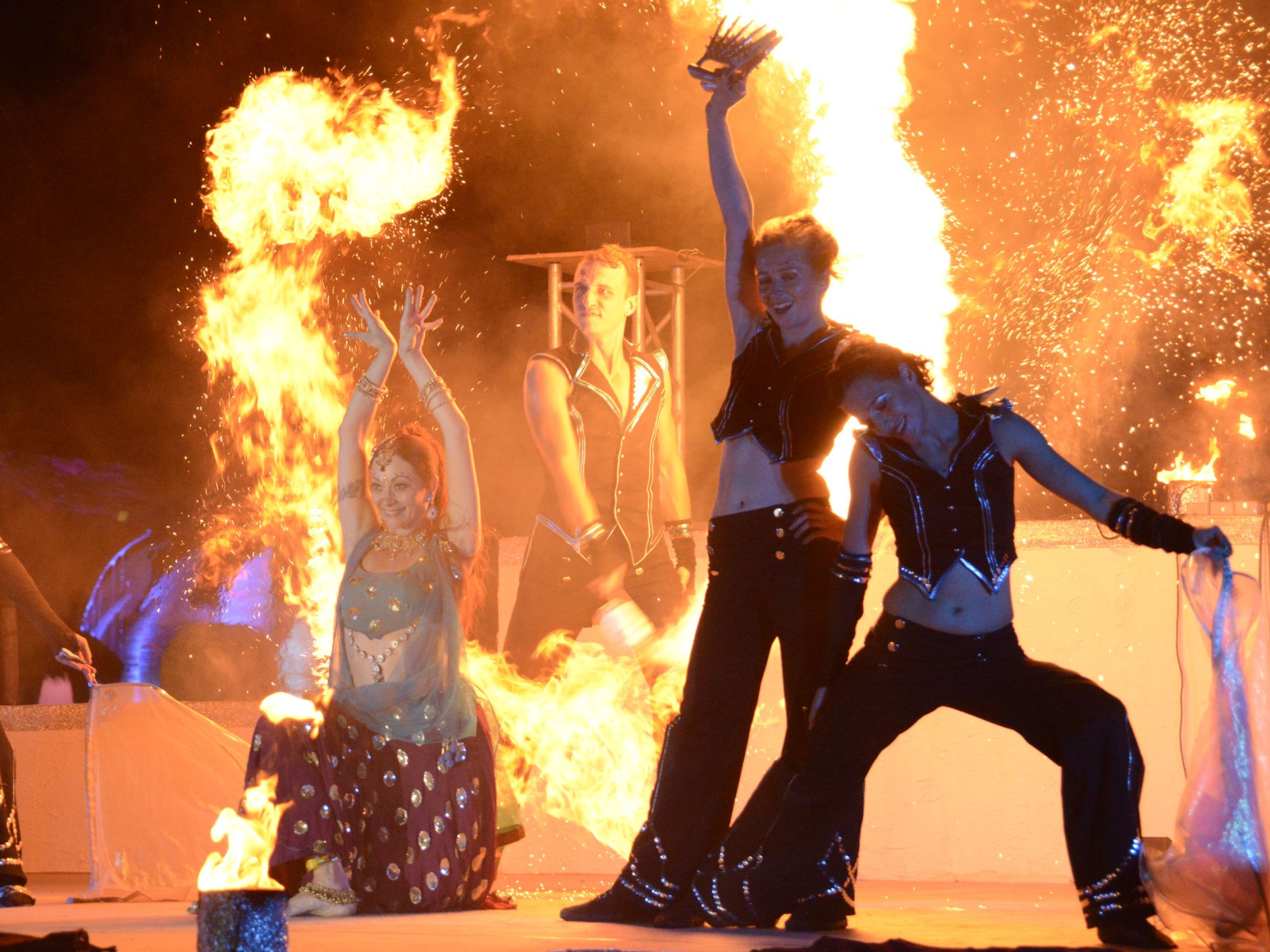 Feuershow und Artistik mit speziellen Flammeneffekten zur Showbegleitung