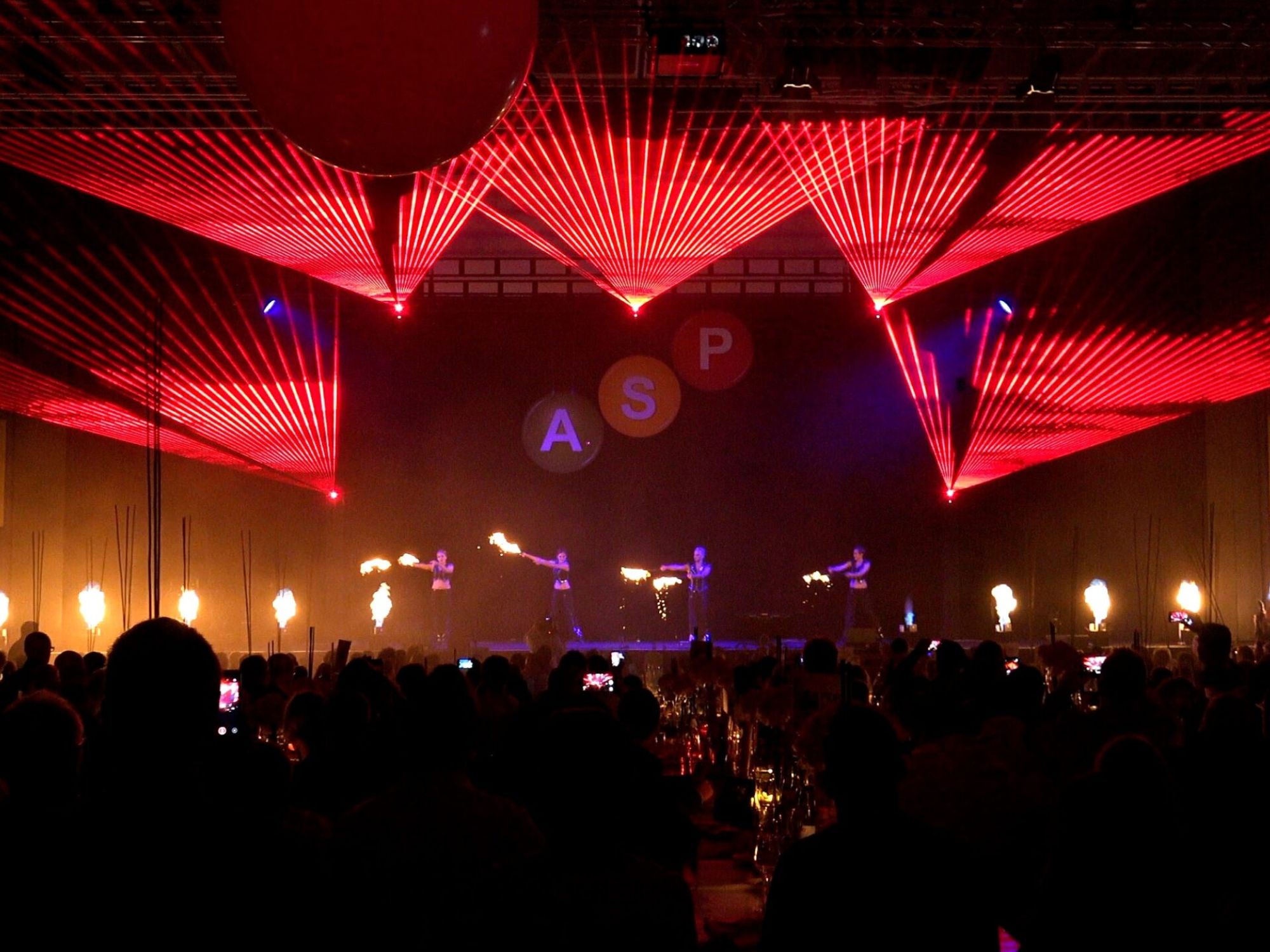 Laser- und Feuershow zur Abendgala in der Messe Stuttgart