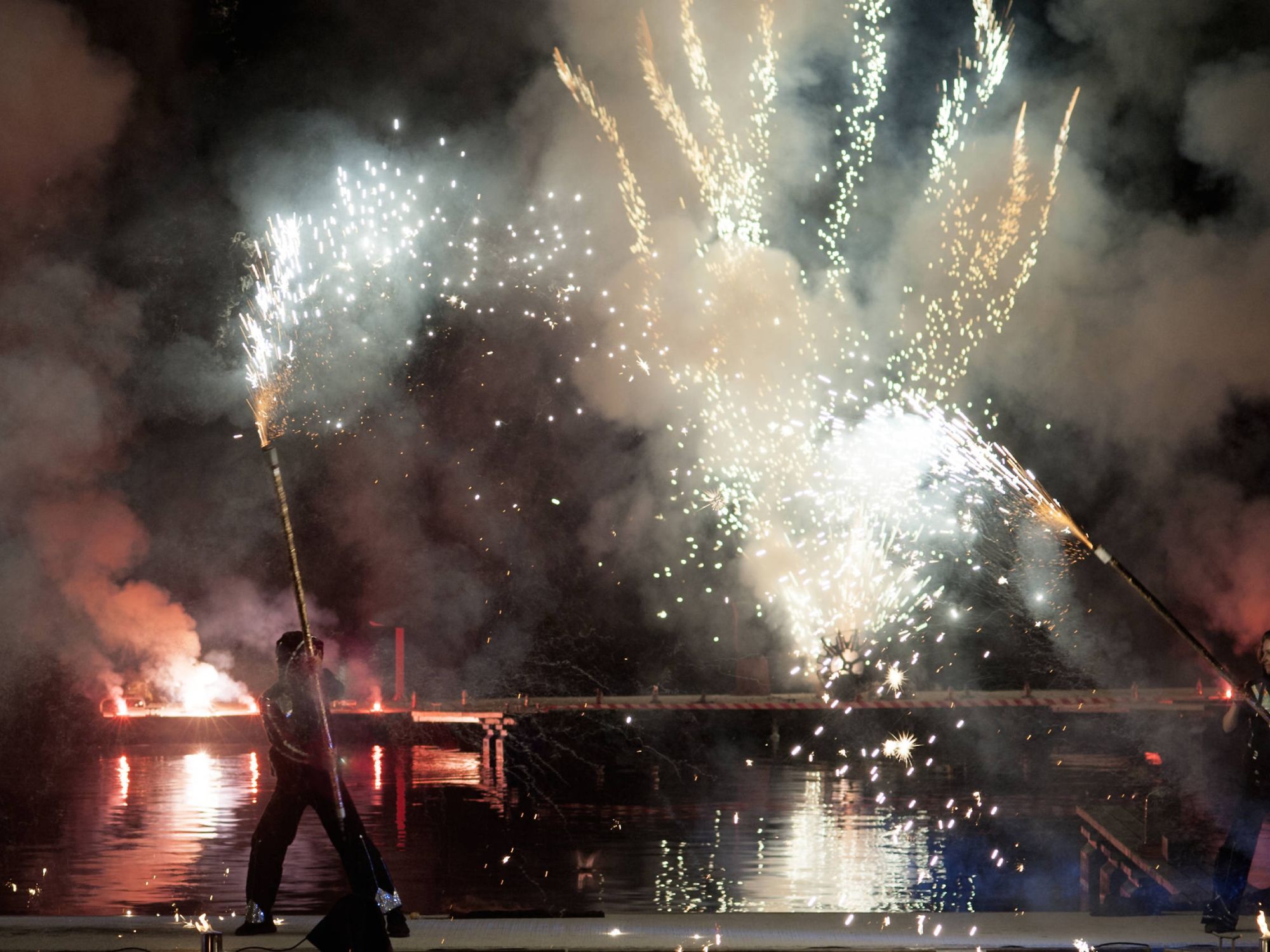 Feuerwerk zum Finale einer Feuershow in Senftenberg