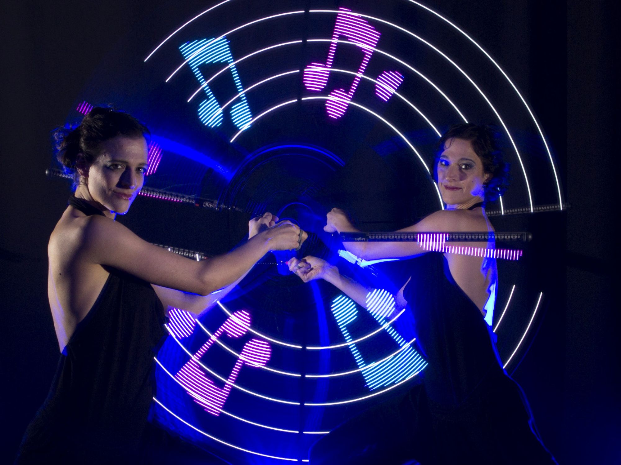 LED-Show mit Logos und Schriftzügen zu Live-Musik auf der Violine