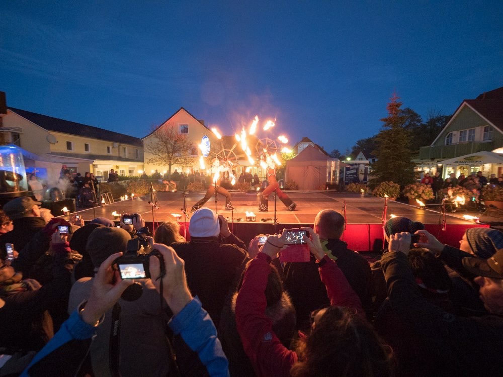 Feuerkünstler auf dem Stadtfest in Zingst