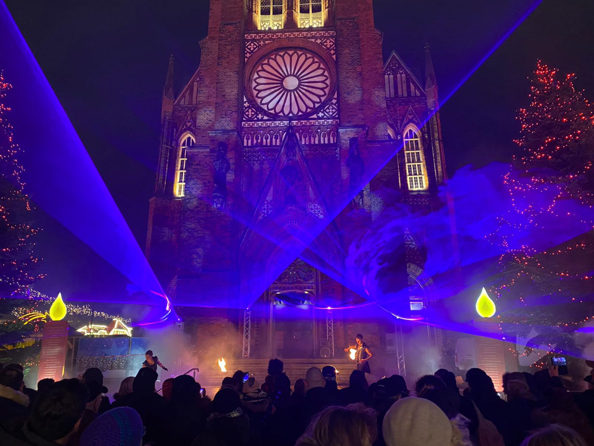 Weihnachtsmarkt in Bremerhaven mit stimmungsvoller Lasershow