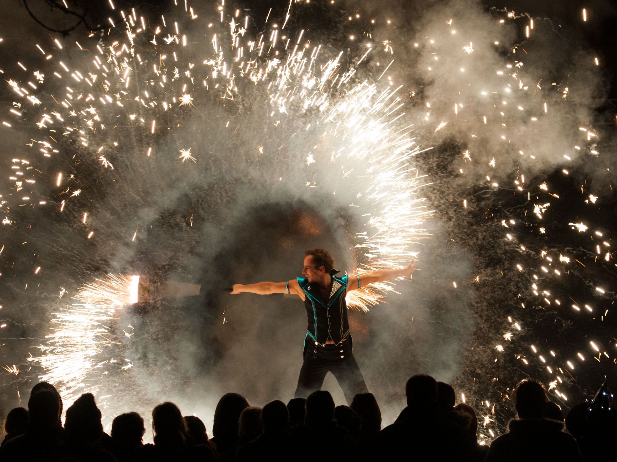 Pyrotechnik artistisch inszeniert zum Finale einer Feuershow
