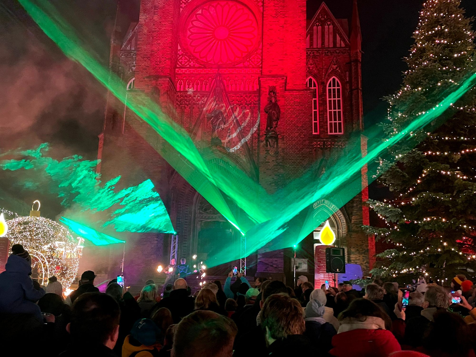 Feuerartistik kombiniert mit Lasershow zum Weihnachtsmarkt in Bremerhaven