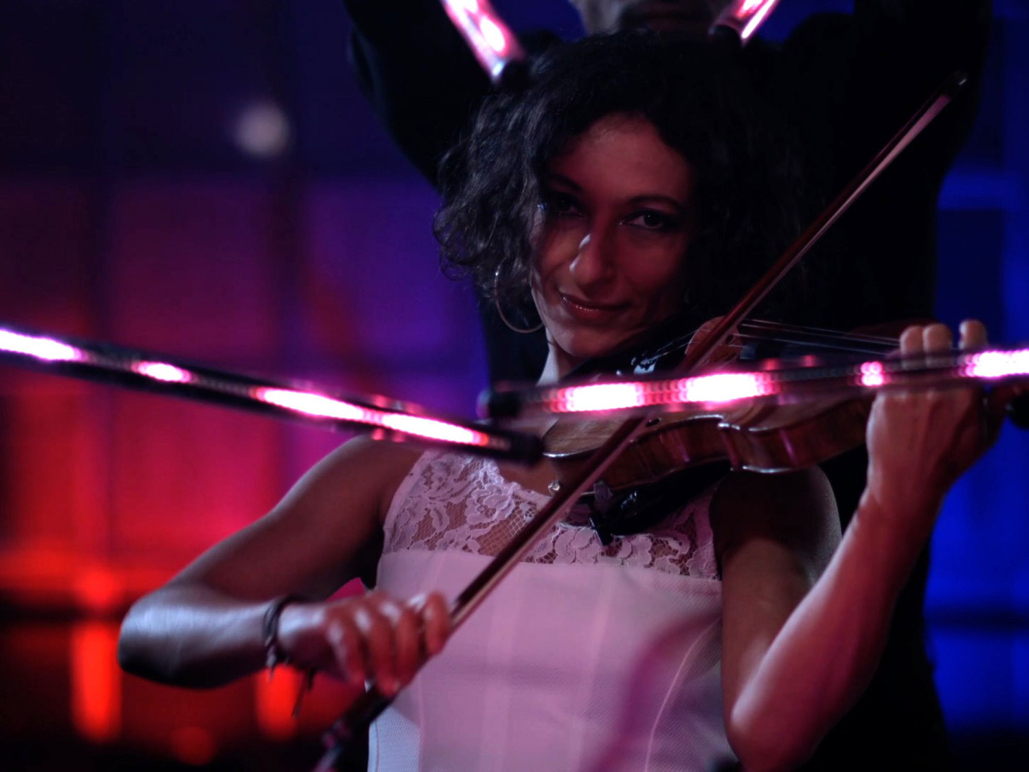 Live-Musik auf der Violine begleitet die LED-Lichtshow in Berlin
