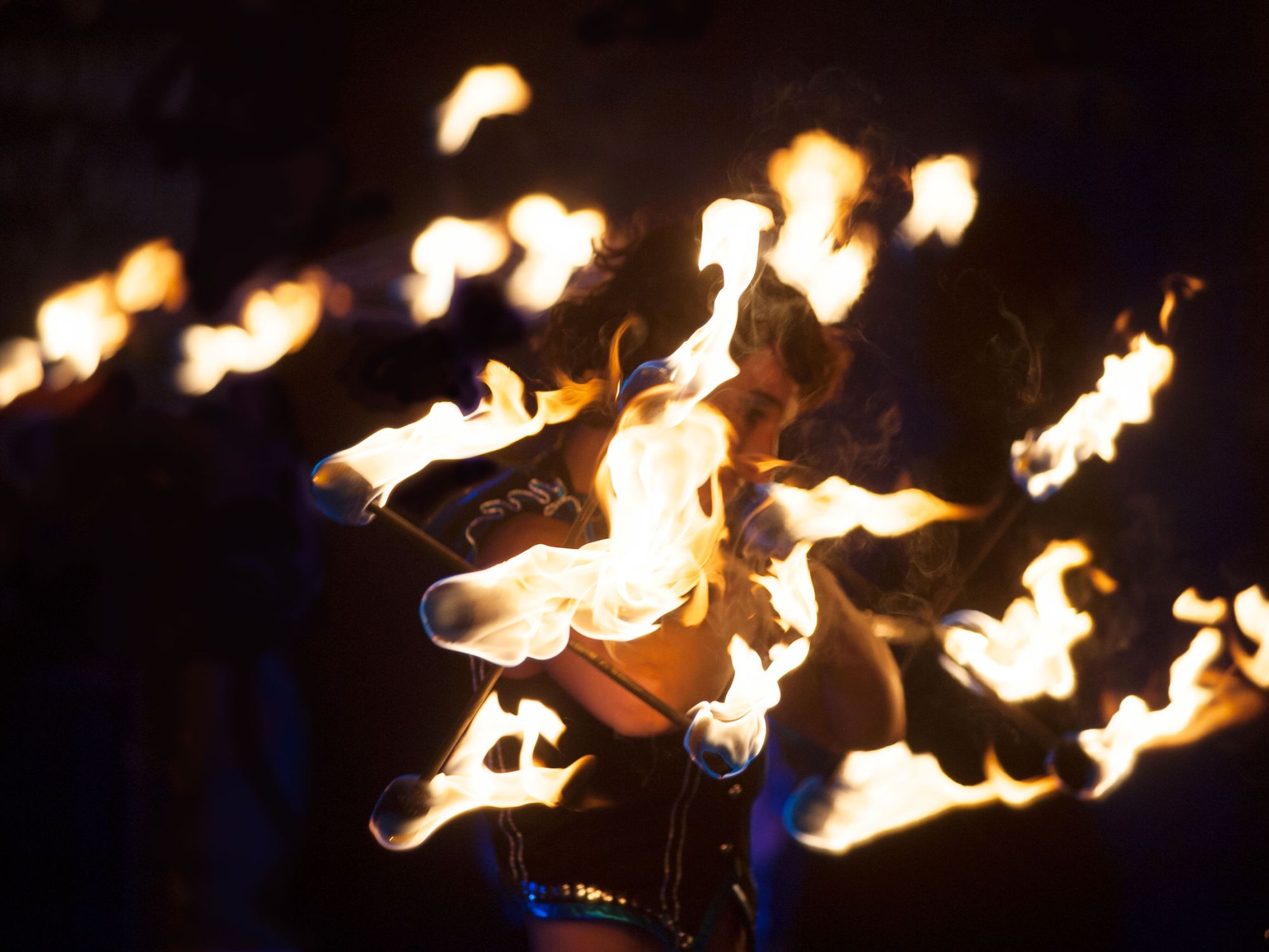 Feuerjonglage auf dem Alexanderplatz in Berlin