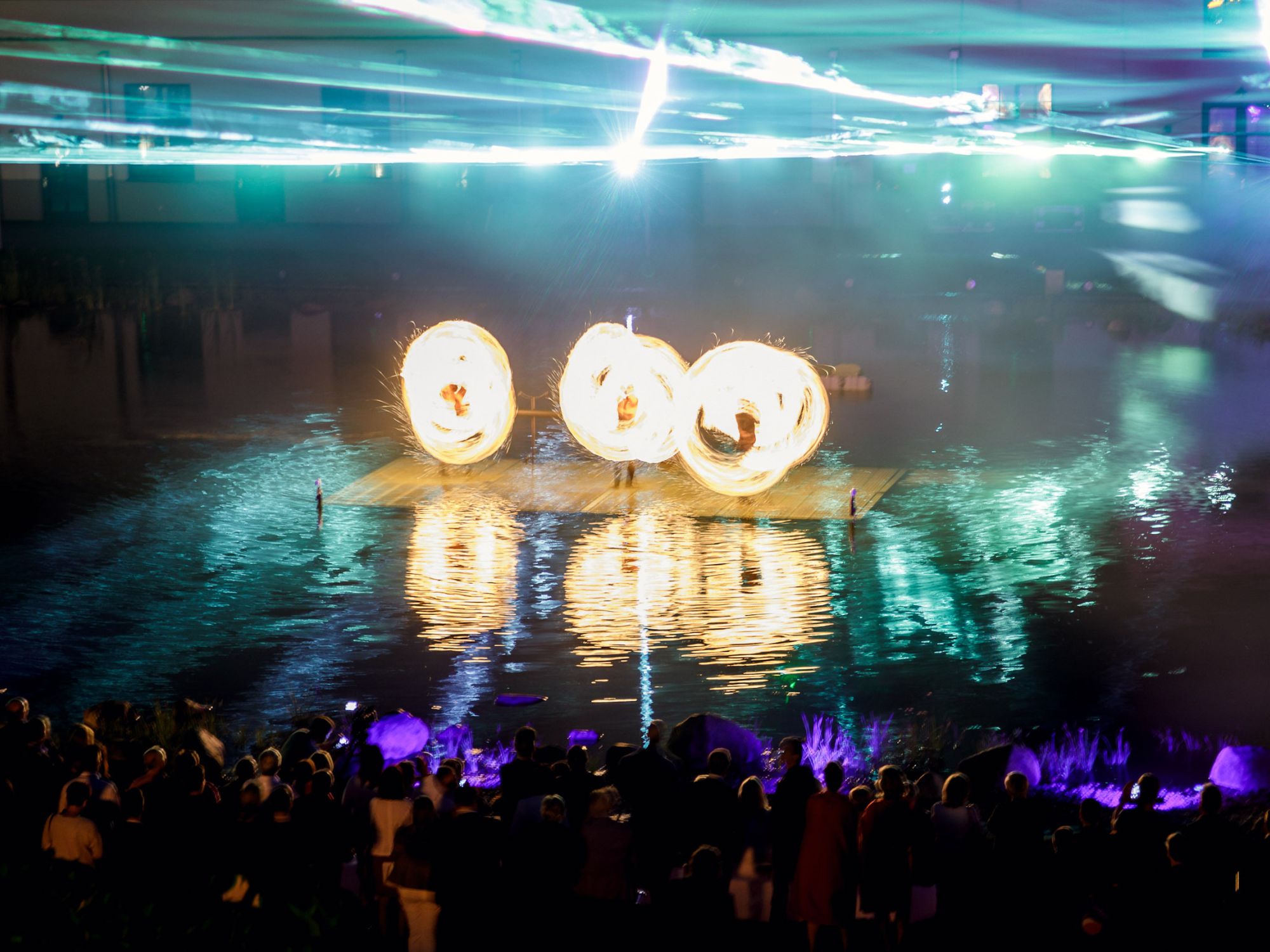 Feuerkunst und Lasershow auf einer Wasserbühne im Ostra-Park Dresden