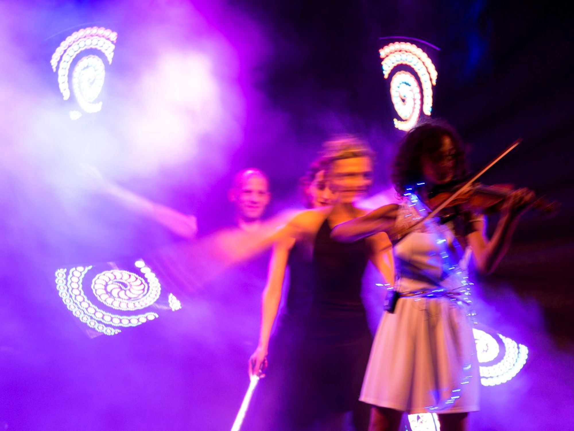 LED-Lichtshow und Live-Violine zur Festival Eröffnung