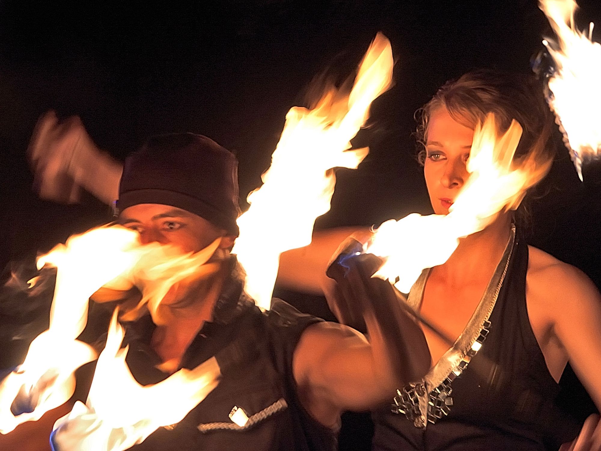 Choreografie der Feuerkünstler*innen begeistert die Gäste in Bremen