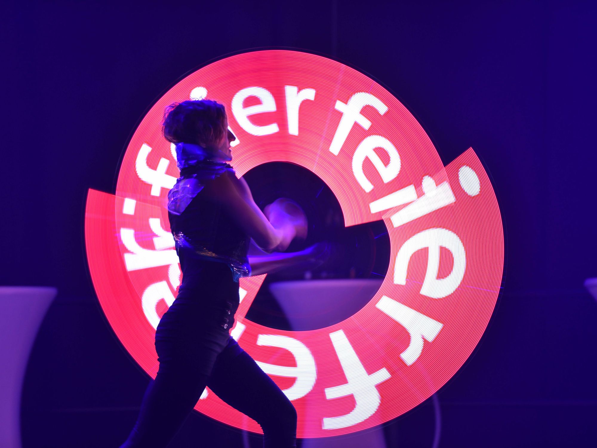 LED-Lichtshow mit Logos und Schriftzügen in der EWE-Arena Oldenburg