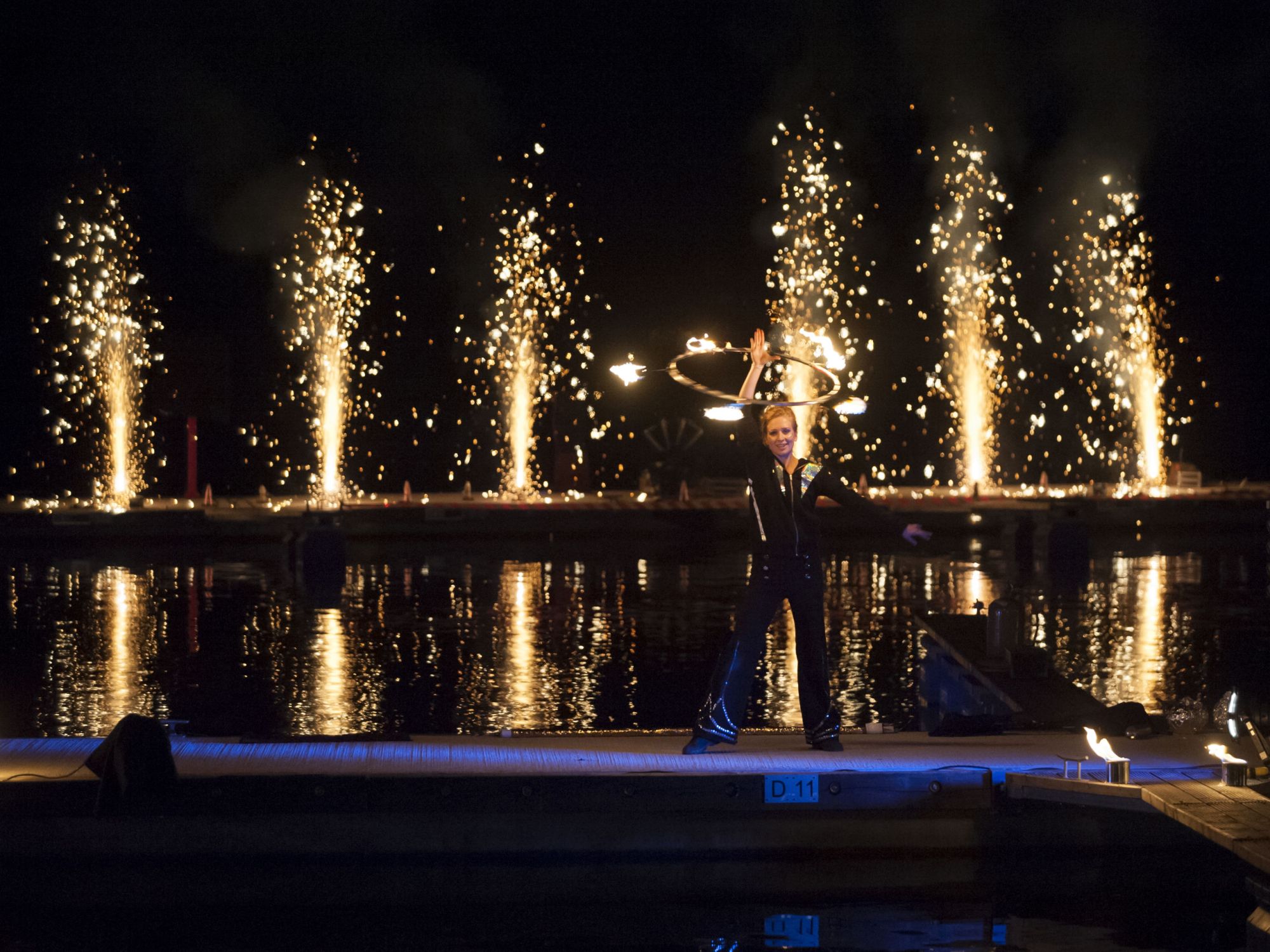 Feuerwerk zum Finale einer Feuershow in Senftenberg