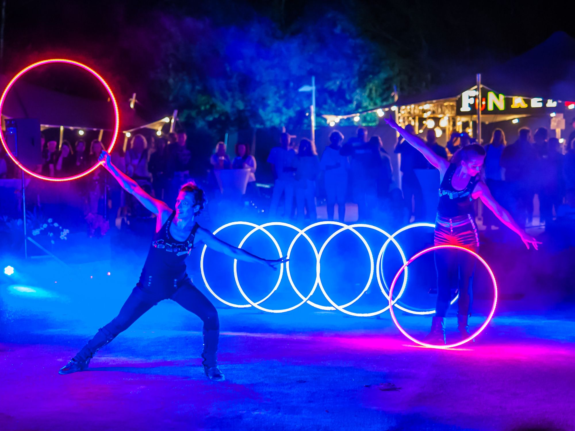 Lichtjonglage mit LED-Hoop zum ParkFunkeln Lichterfest im Stadtpark Norderstedt