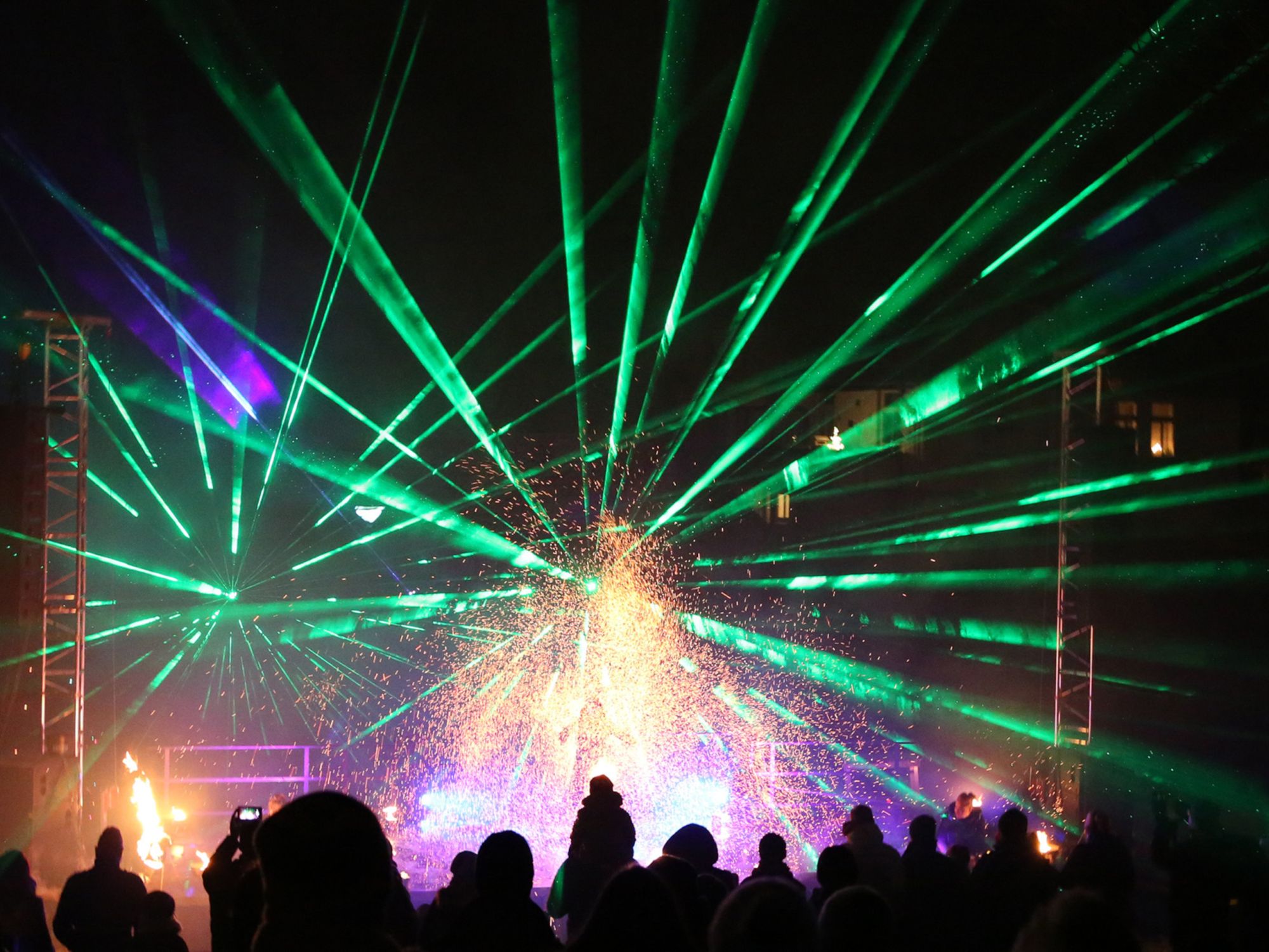 Laser- und Feuershow für das Lichterfest in Rastede
