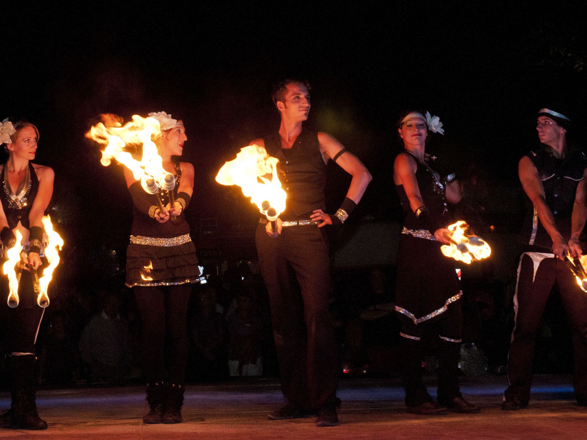 Feuerkünstler*innen der „Let it Swing“ Feuershow am Nord-Ostsee-Kanal