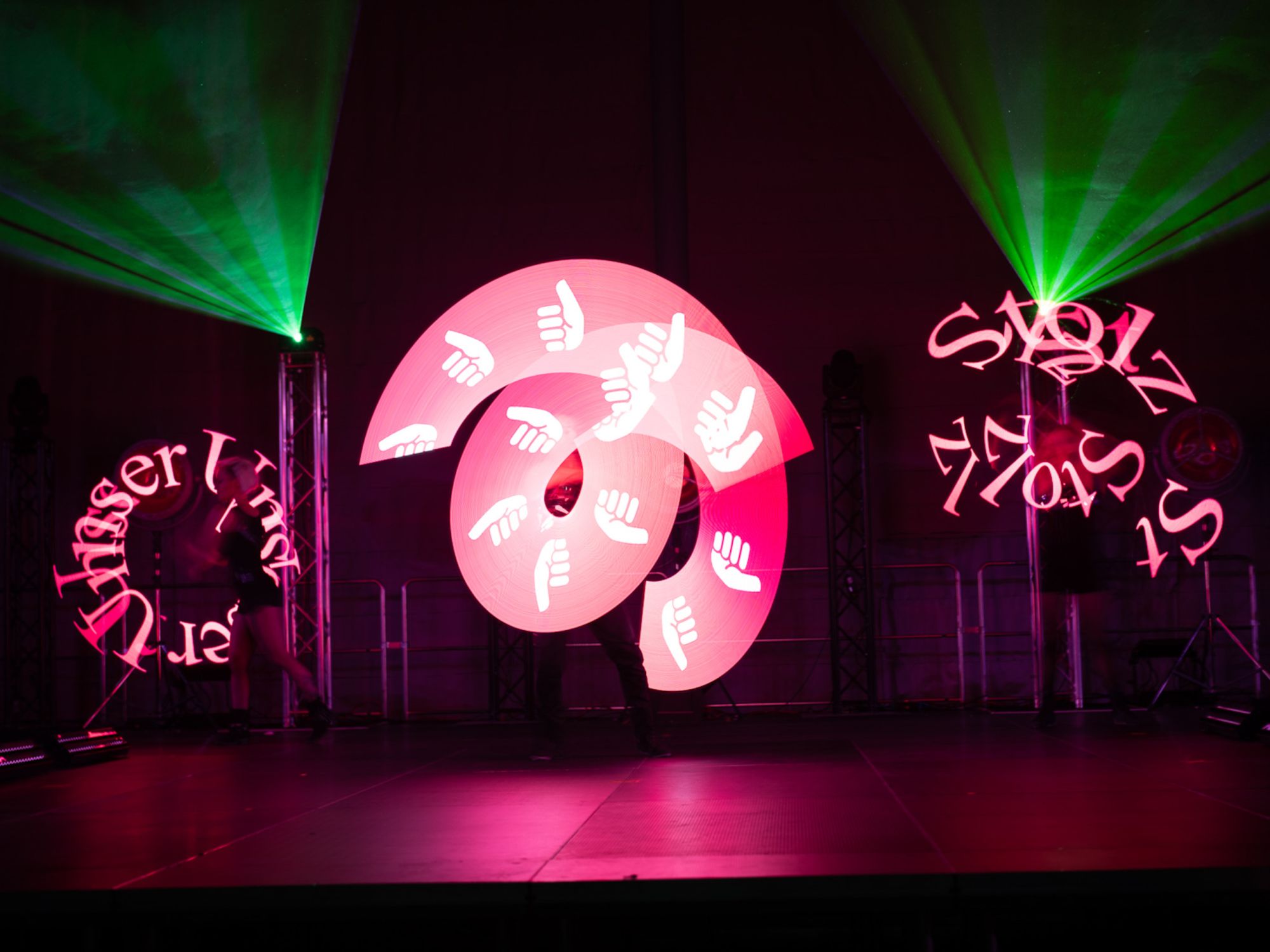LED-Lichtshow kombiniert mit Lasershow und artistische Einbindung von Logos
