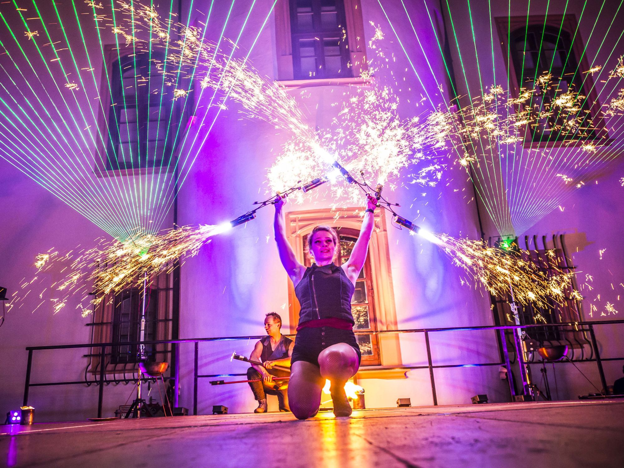 Feuerkunst und Lasershow auf einer Wasserbühne im Ostra-Park Dresden