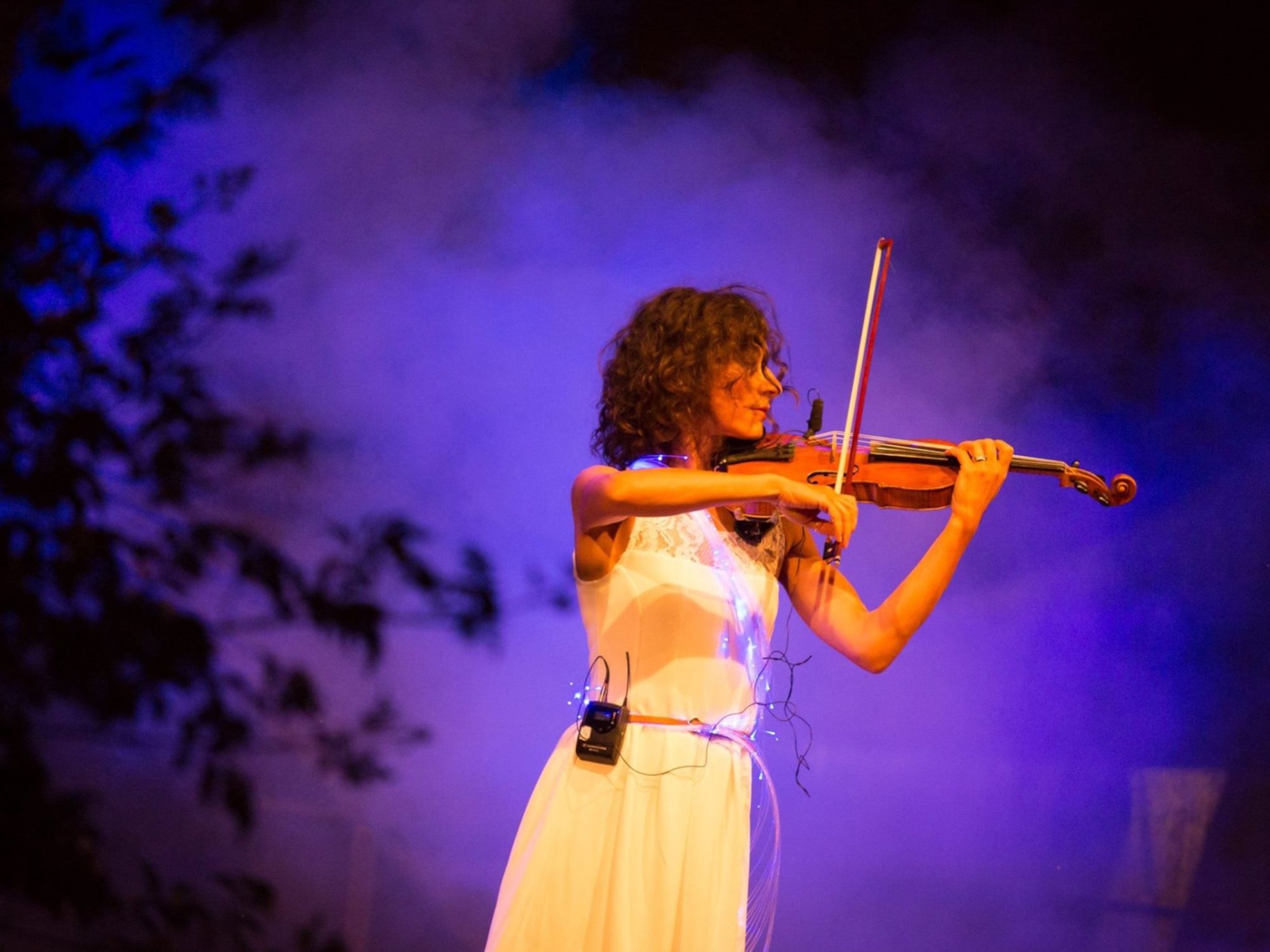 LED-Show mit Logos und SchriftzĂŒgen zu Live-Musik auf der Violine