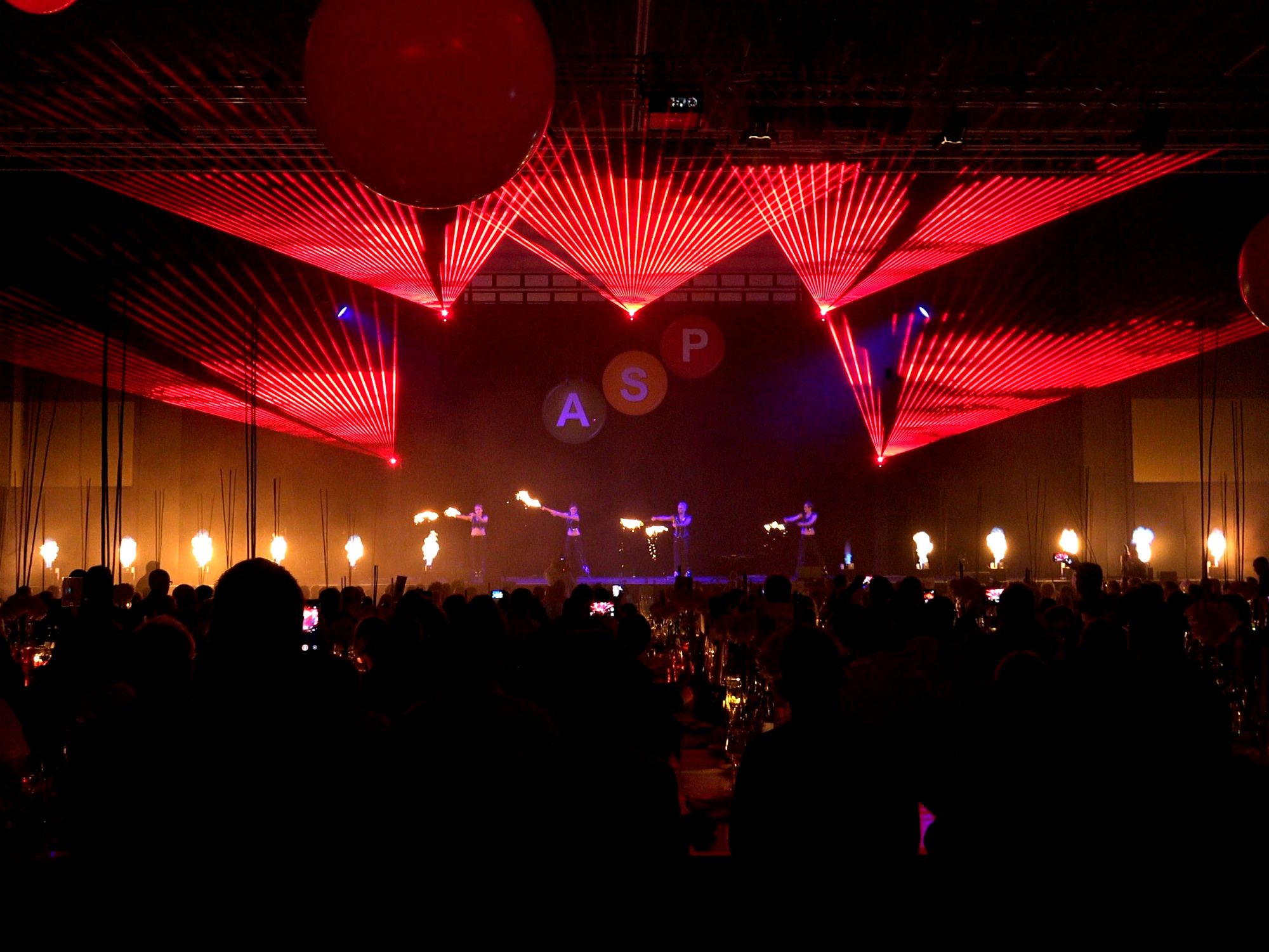 Laser- und Feuershow zur Abendgala in der Messe Stuttgart