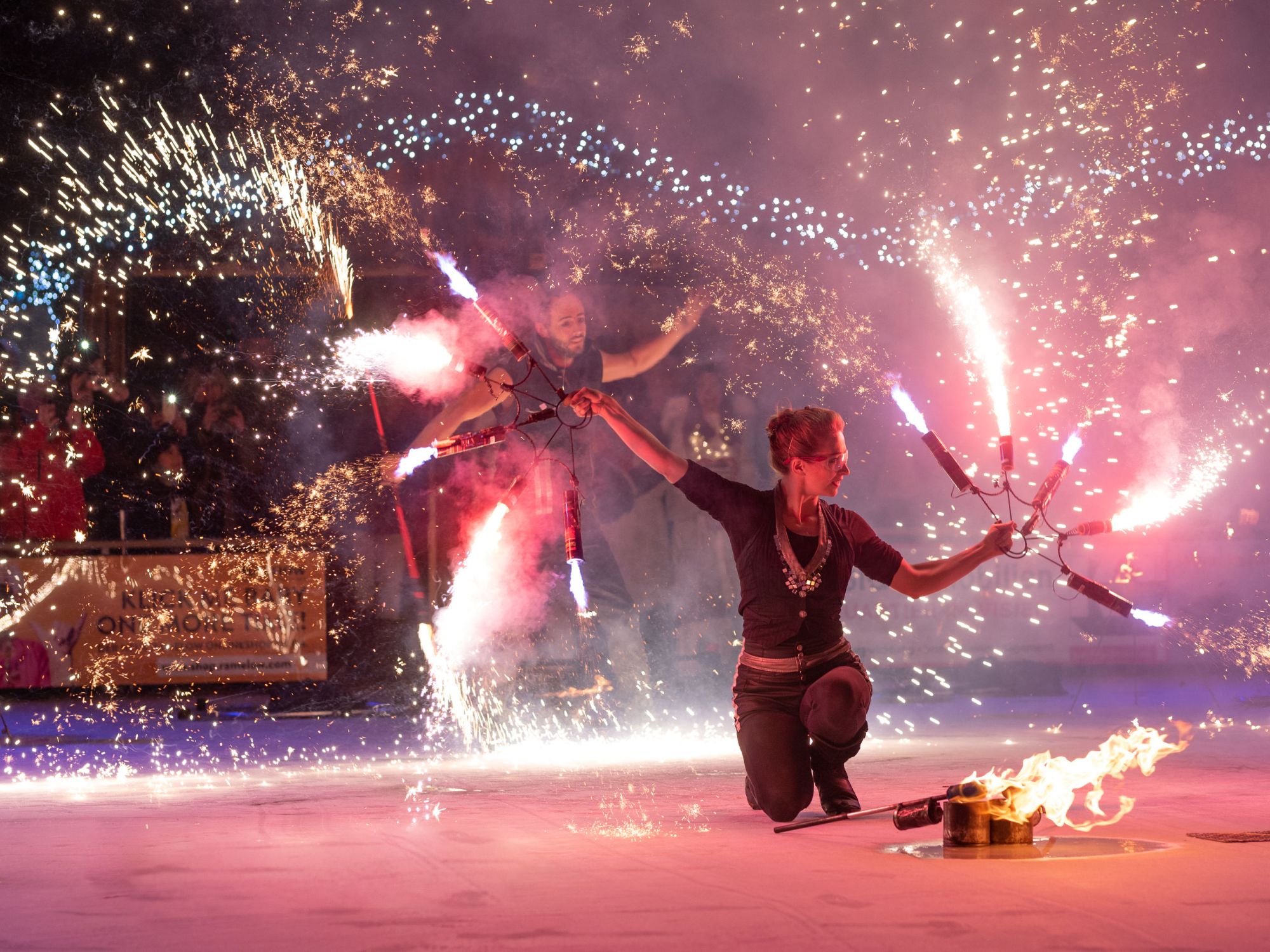 Funken-Finale der Feuershow zur Eröffnung der Eislaufbahn in Elmshorn