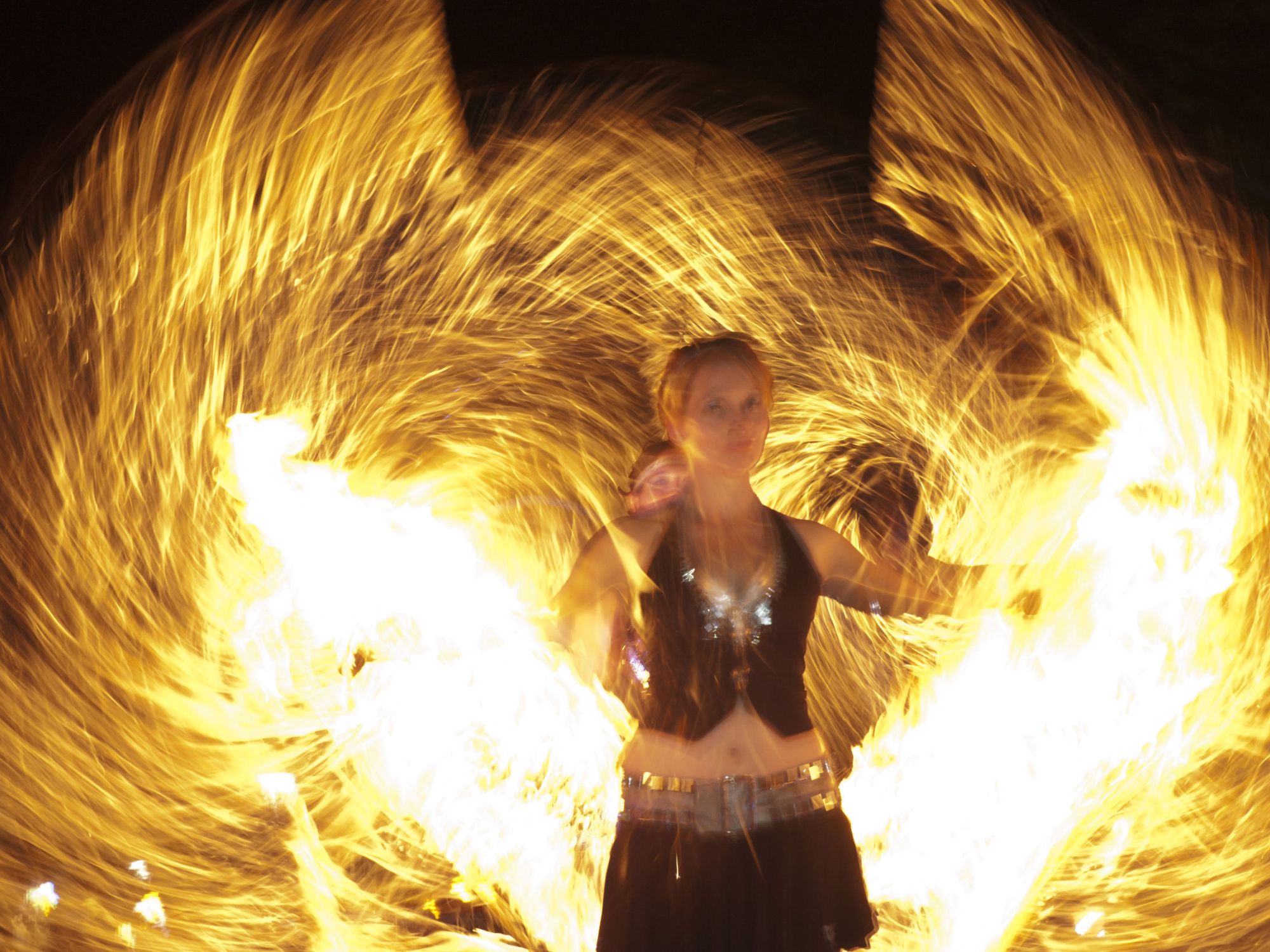 Feuerartistin mit brennenden Seilen zum Stadtfest in Brunsbüttel