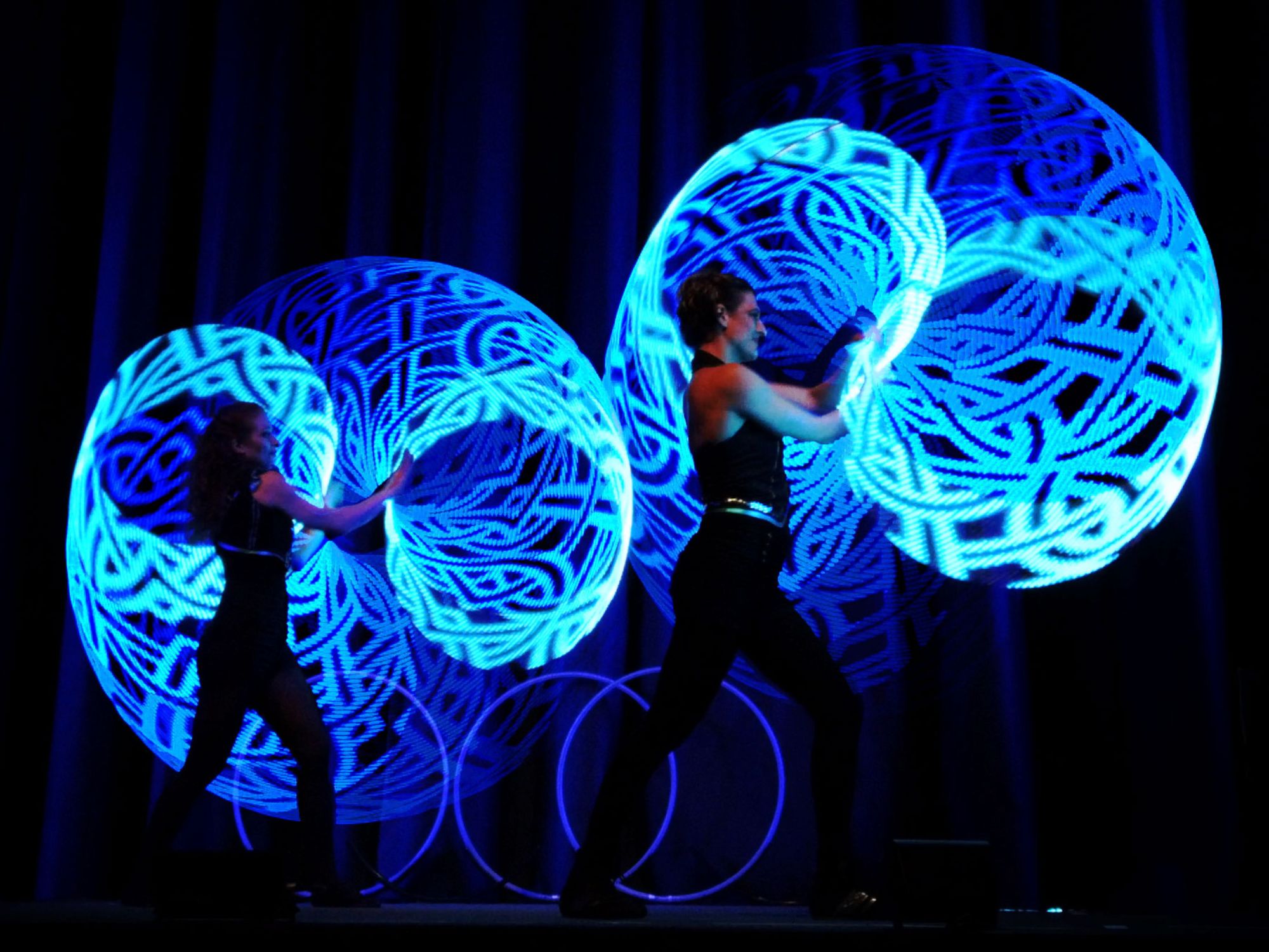 Lichtshow mit programmierbaren LED-Requisiten zur Firmenfeier im Messezentrum Nürnberg