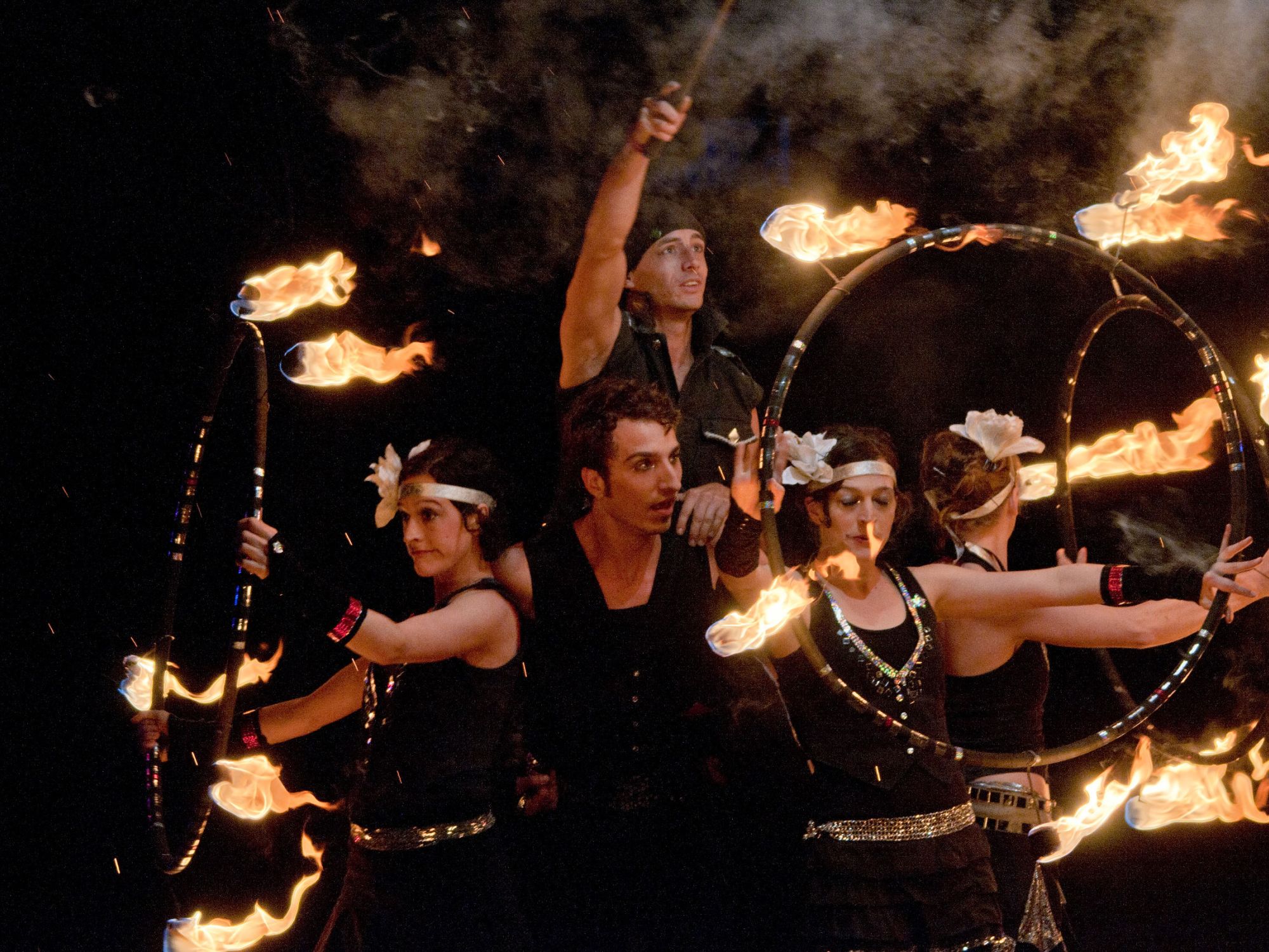 Feuerartistik mit brennenden Requisiten und einer Prise Humor