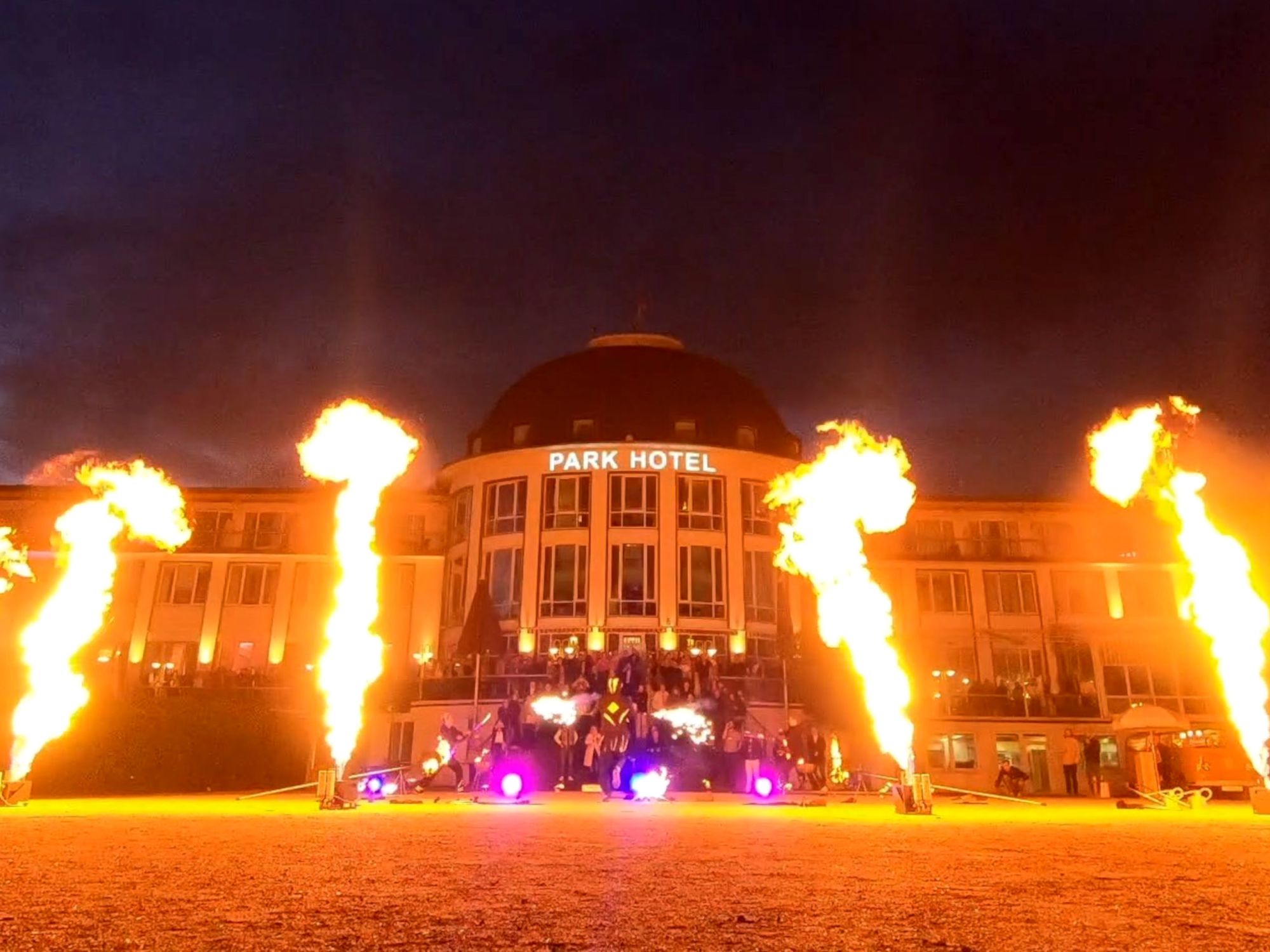 Feuerartistik und Flammenwerfer auf dem Stadtfest