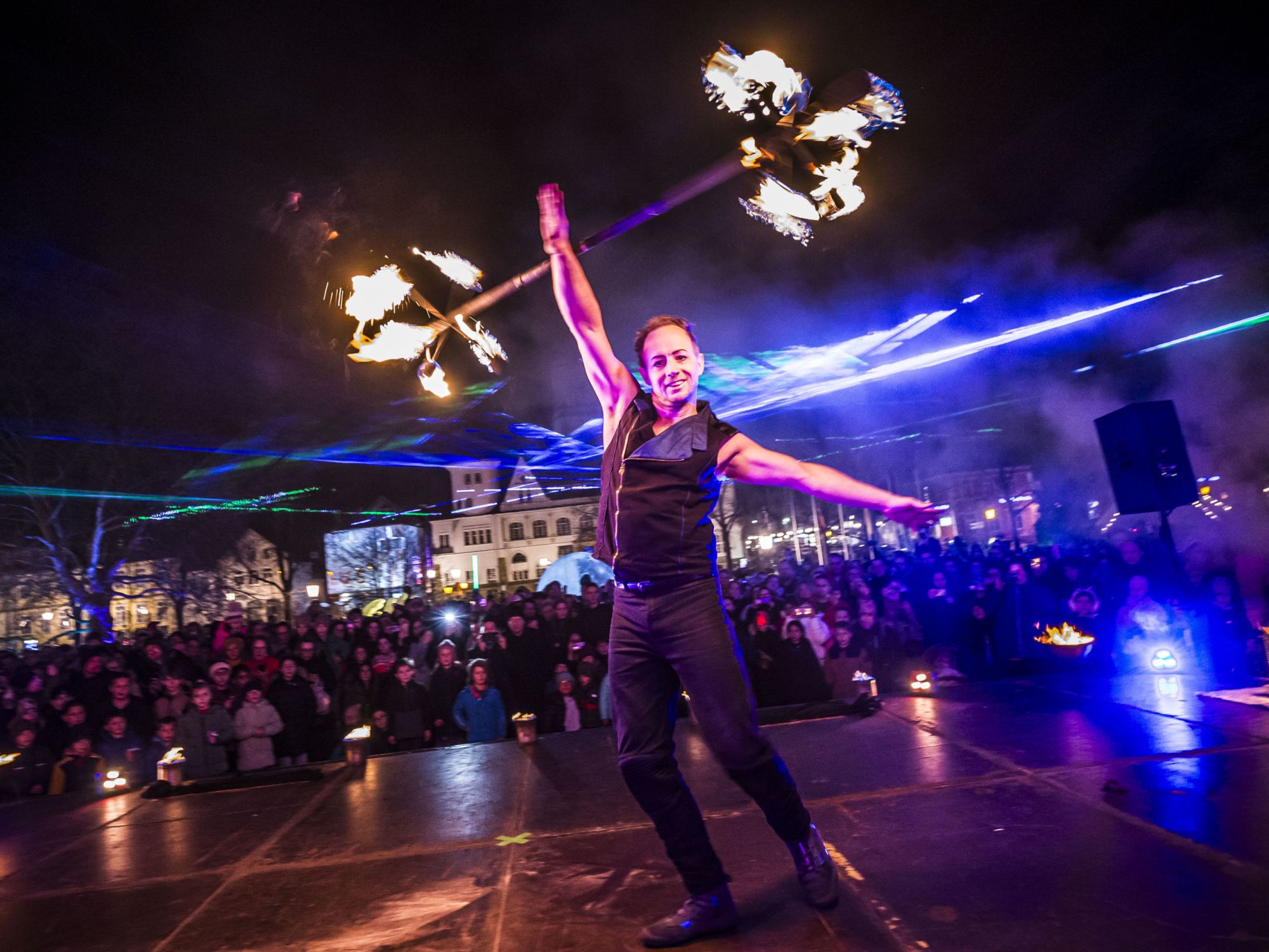 Feuerartistik kombiniert mit Lasershow zum Weihnachtsmarkt in Bremerhaven