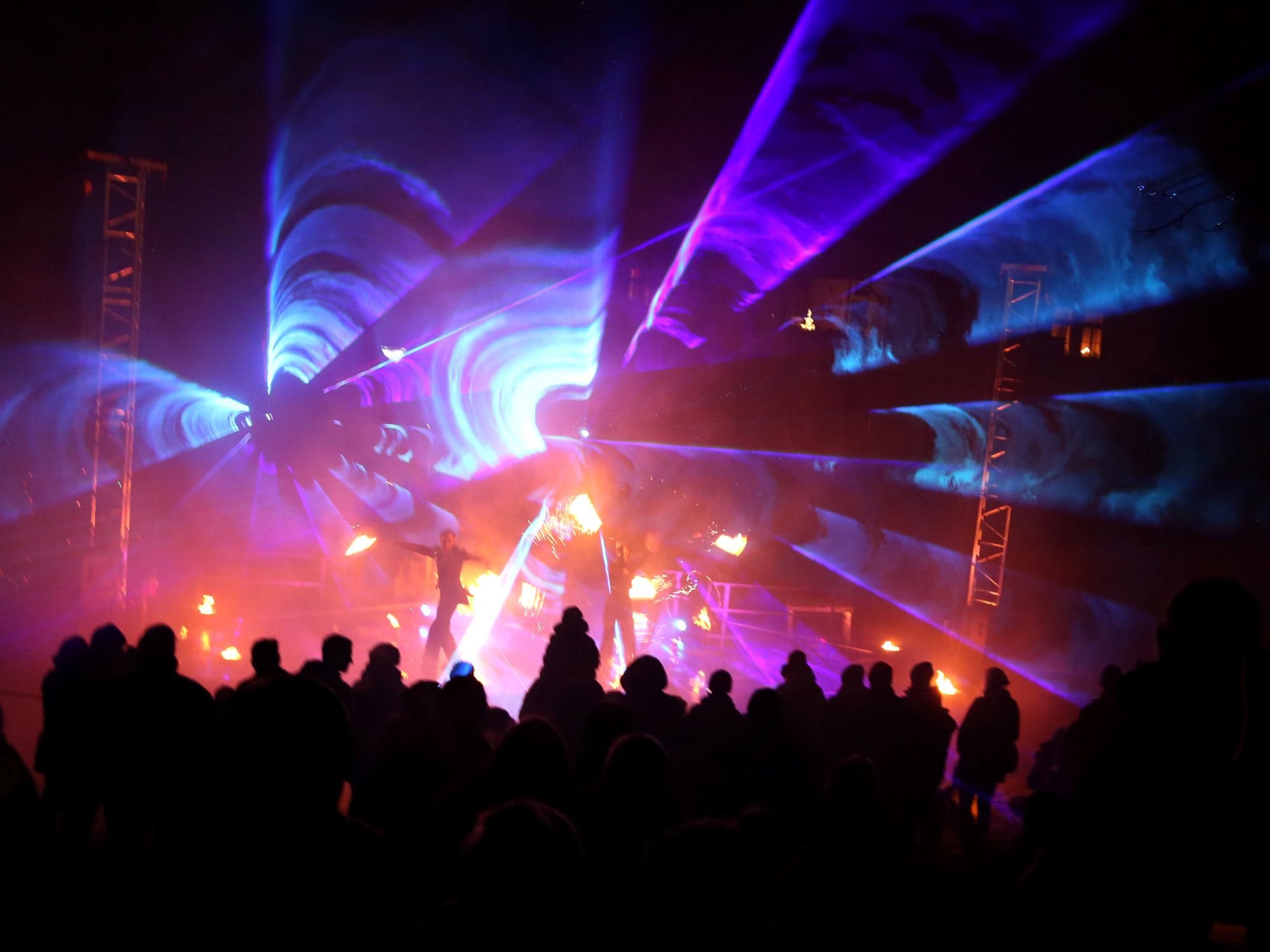 Weihnachtsmarkt in Bremerhaven mit stimmungsvoller Lasershow