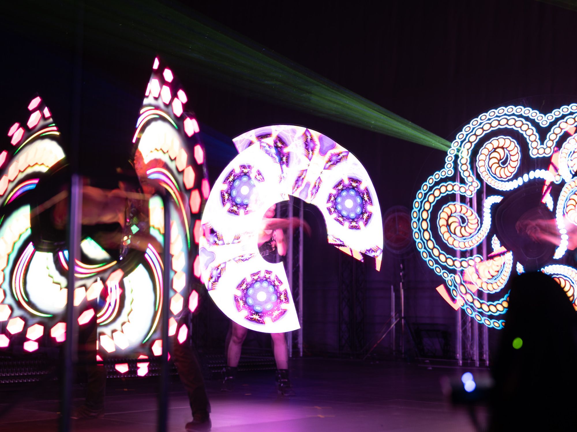 Lichtshow mit programmierbaren LED-Requisiten zur Firmenfeier im Messezentrum Nürnberg