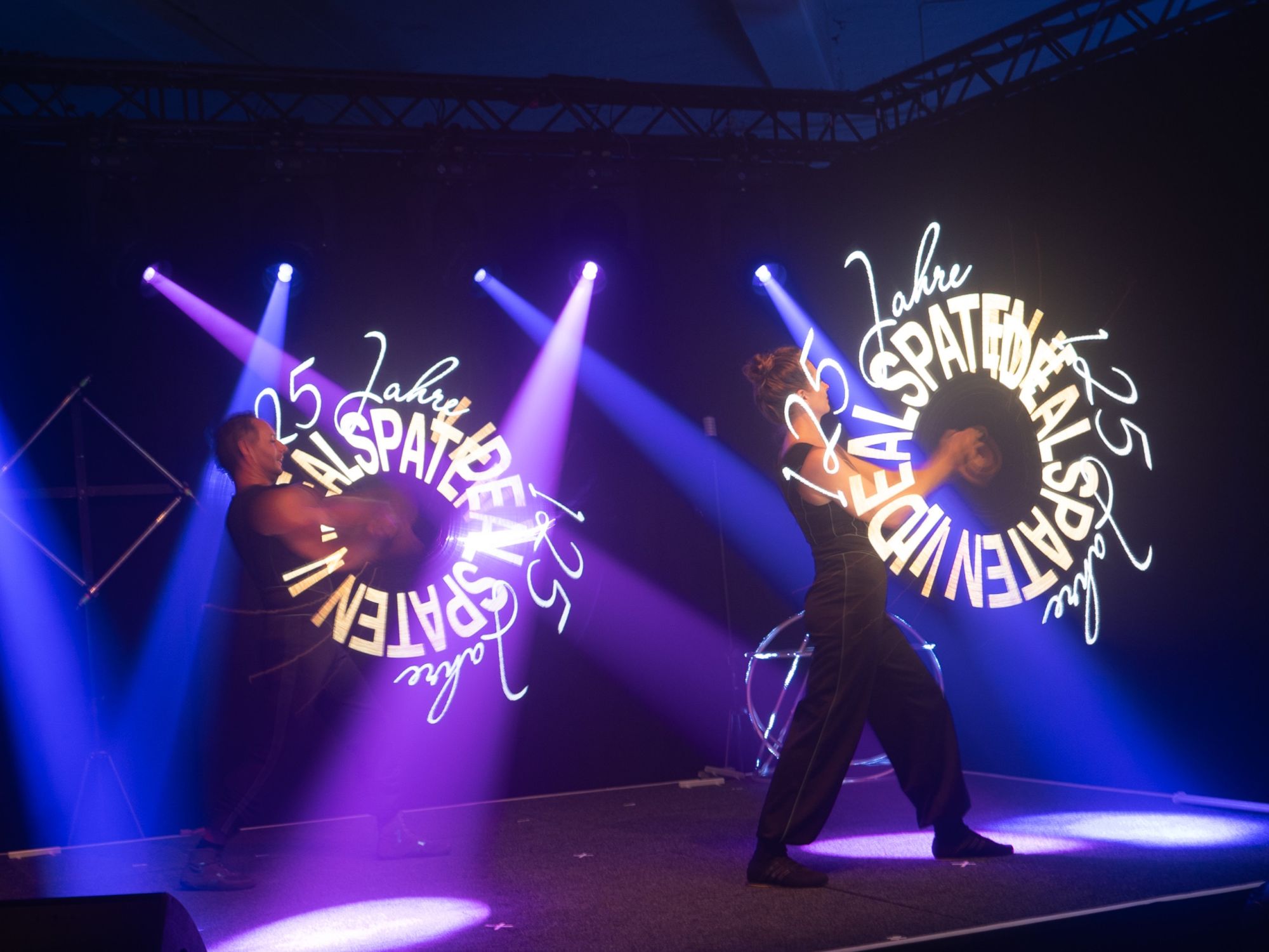 LED-Lichtshow mit Logos und Schriftzügen in der EWE-Arena Oldenburg