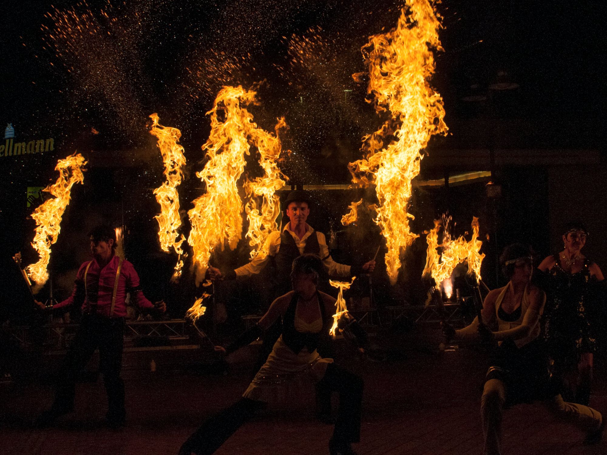Flammenprojektoren zur Begleitung einer Indoor-Feuershow in der Messe Stuttgart