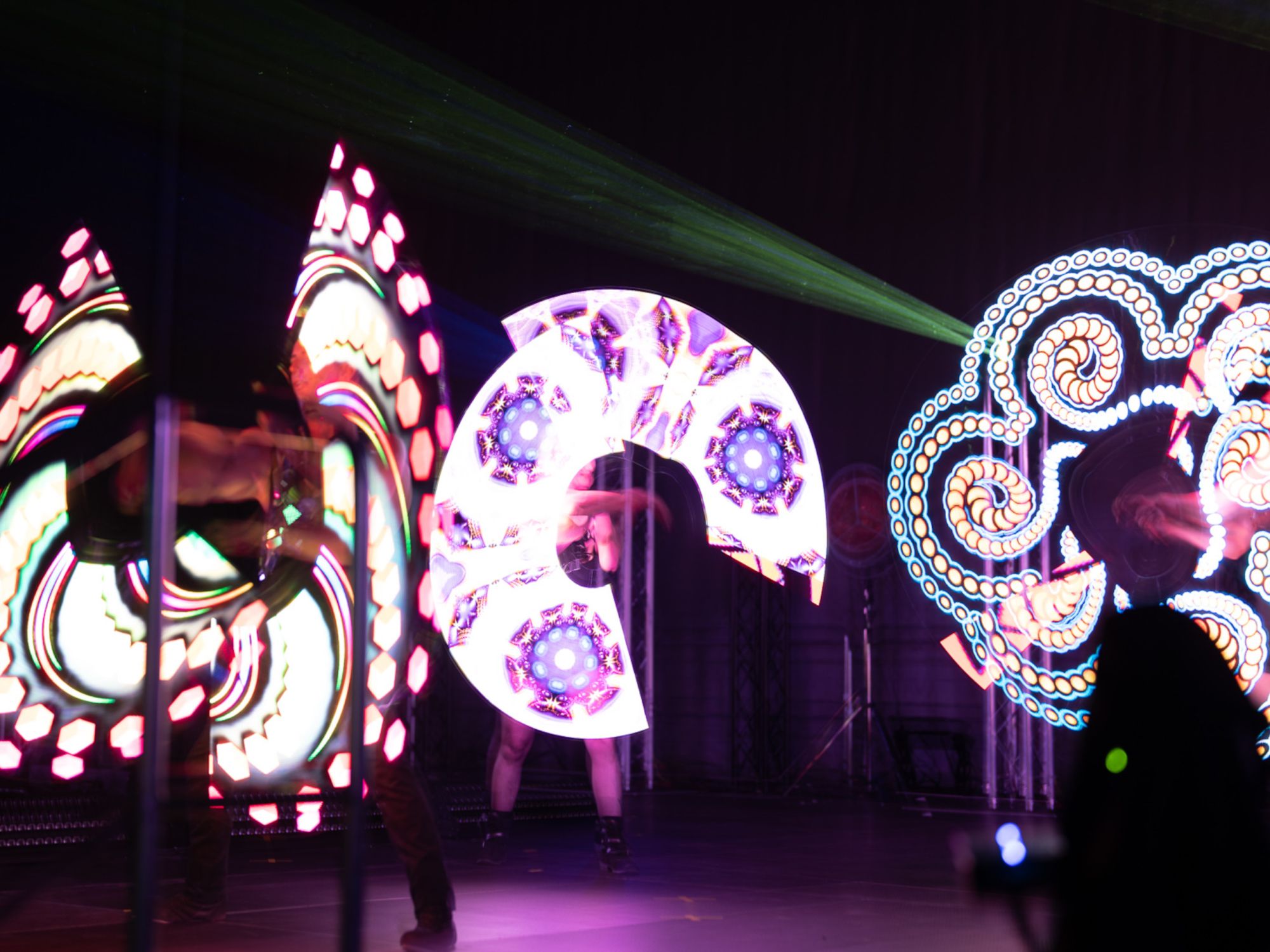 LED-Lichtshow mit Individuellen Logos am Hamburger Hafen