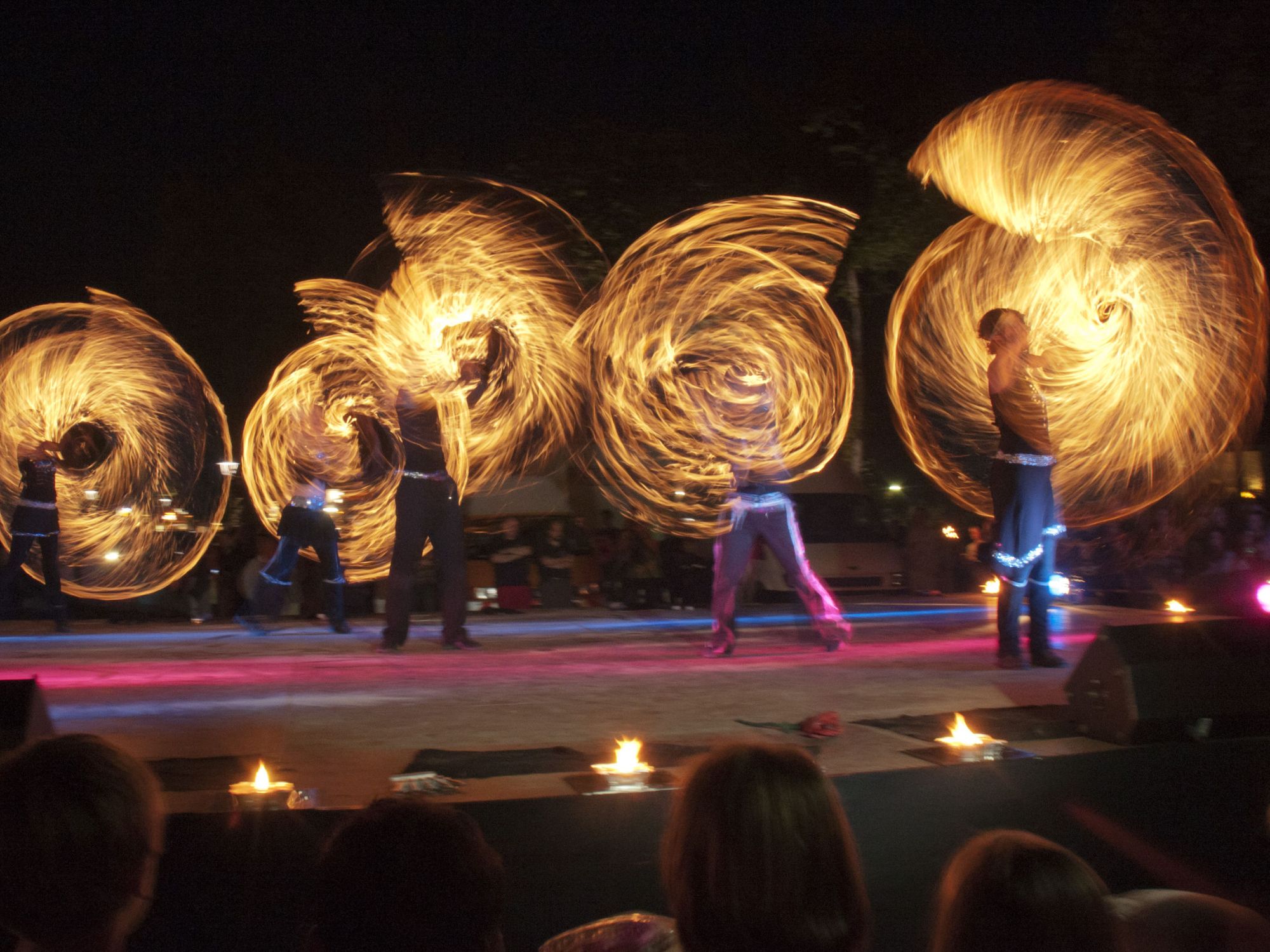 Feuerkünstler*innen malen beeindruckende Flammenbilder auf der Bühne