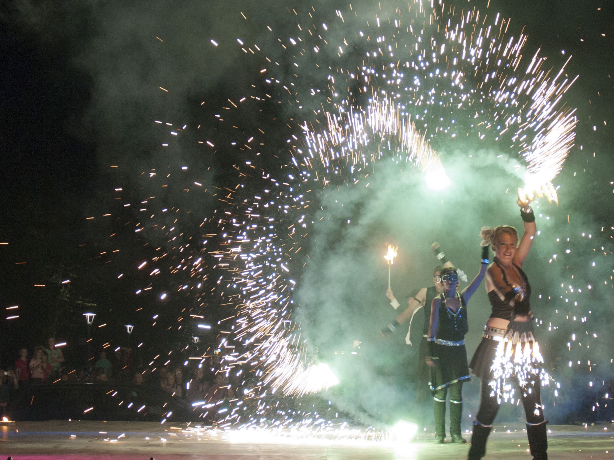 Pyrotechnische Showeffekte artistisch inszeniert
