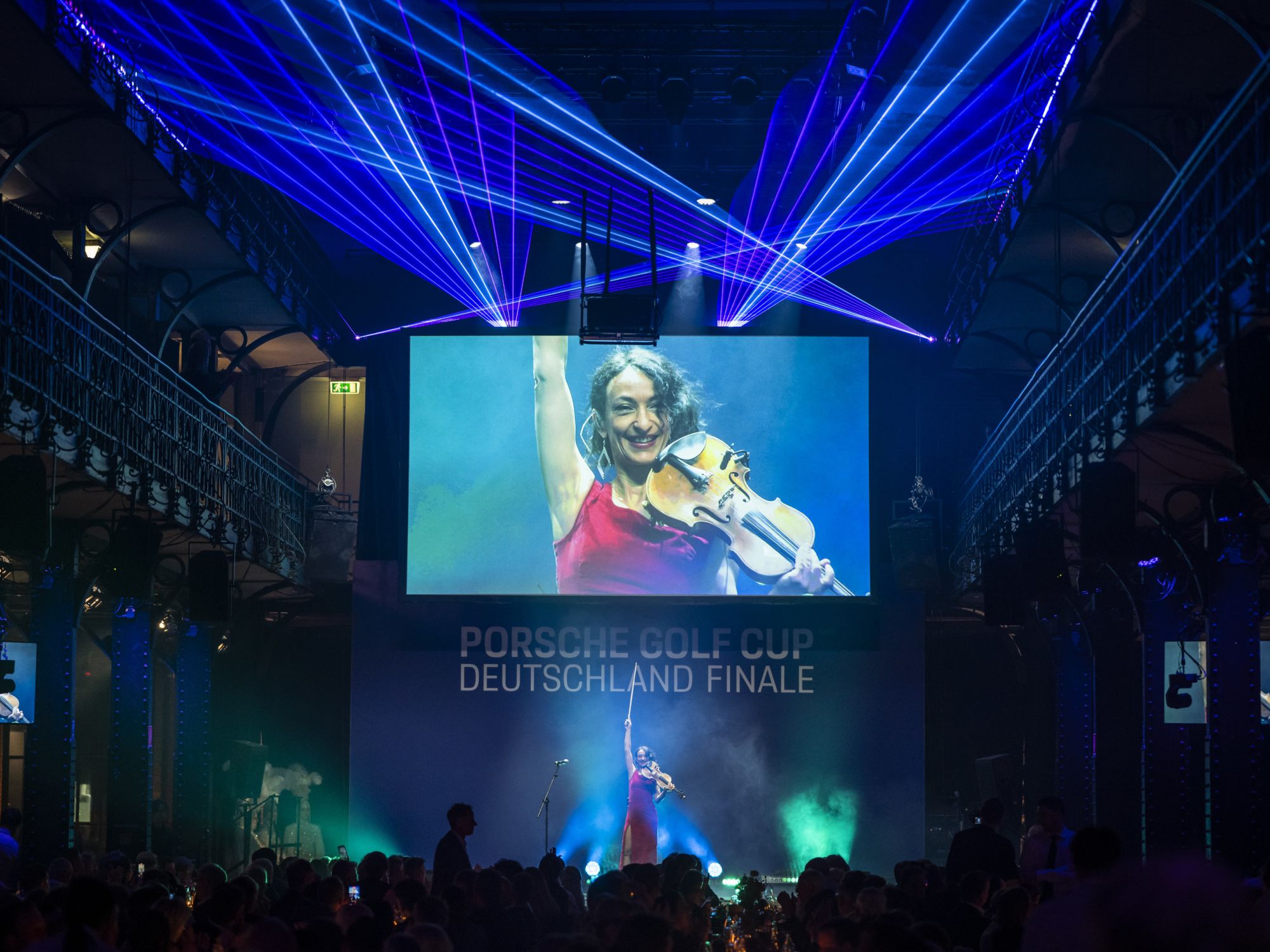 LED-Show mit programmierbaren Hula-Hoop und Live-Musik auf der Violine